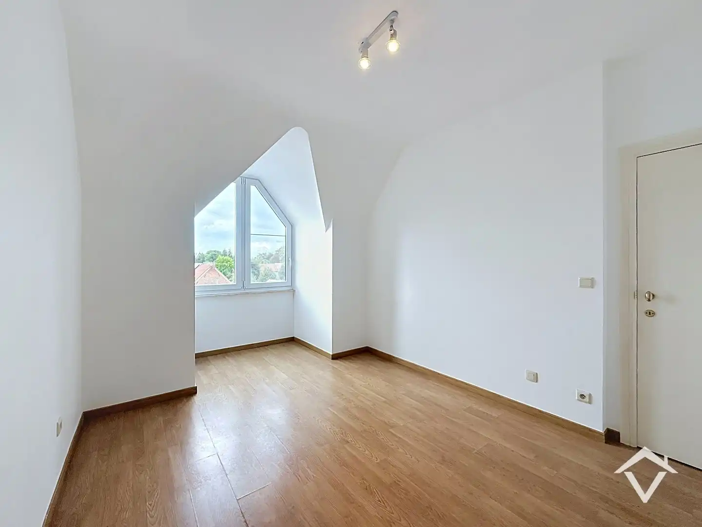 Ruim, gezellig dakappartement (EPC: B) met 3 slaapkamers en warmtepompen in centrum Roeselare  foto 12