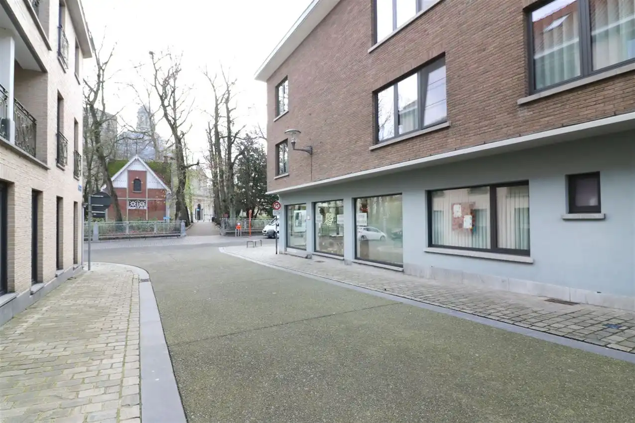 handelszaak met hoge zichtbaarheid en mooie etalage  foto 21