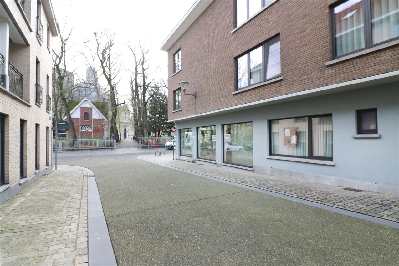 handelszaak met hoge zichtbaarheid en mooie etalage  foto 21