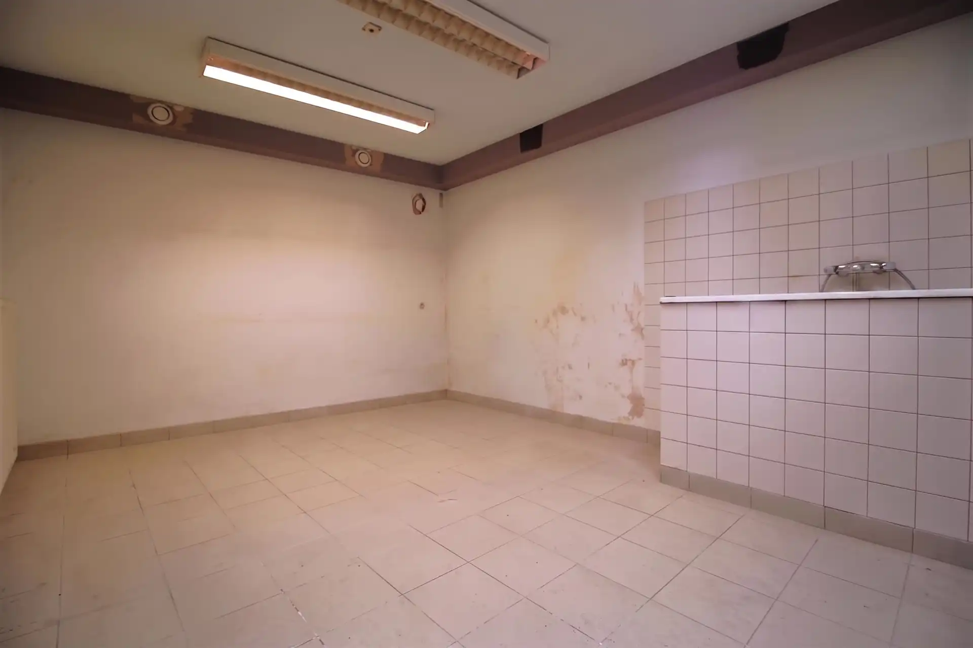 Ruim te renoveren handelspand met woning foto 10