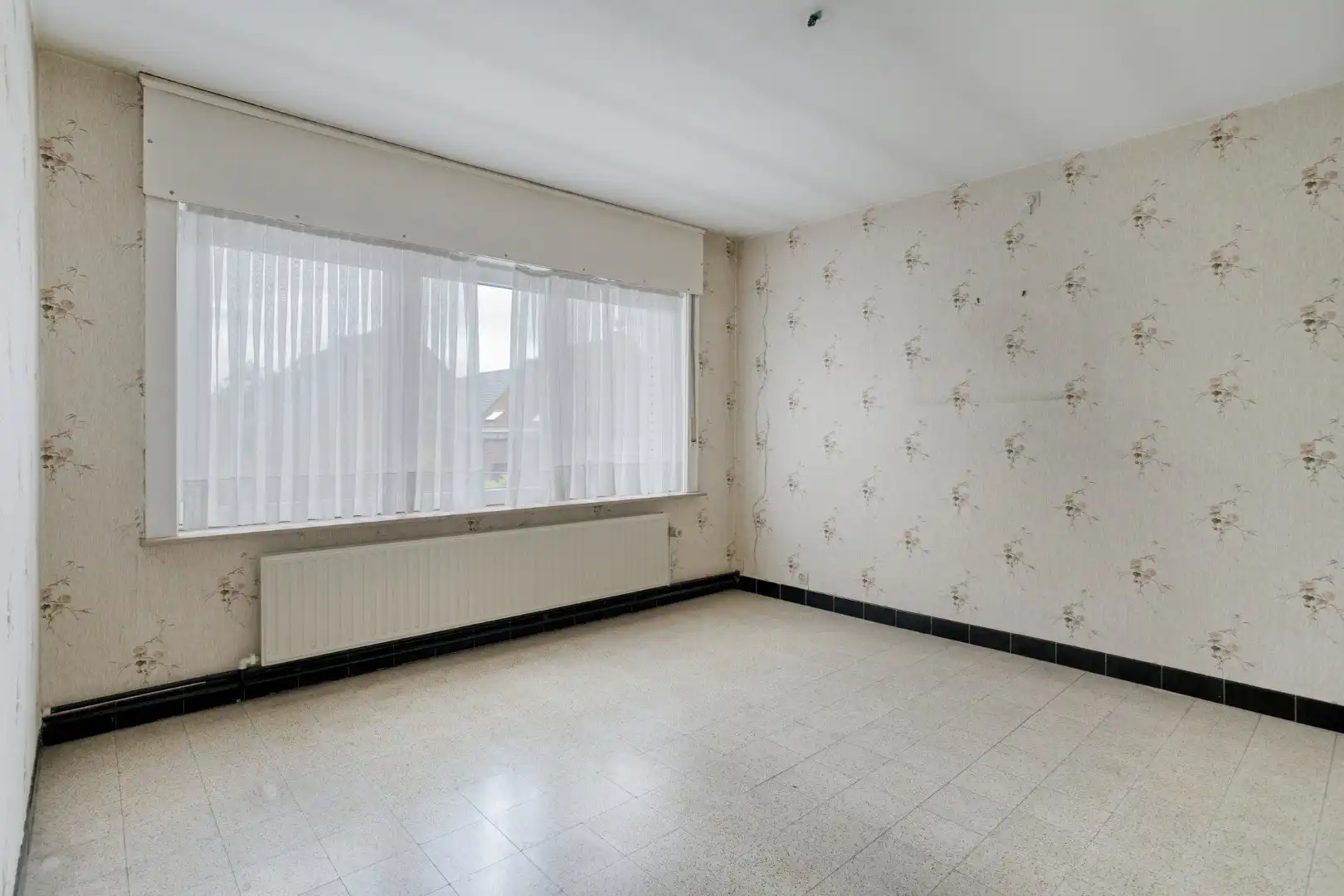 Te renoveren woning met garage en tuin in het centrum van Wevelgem! foto 14