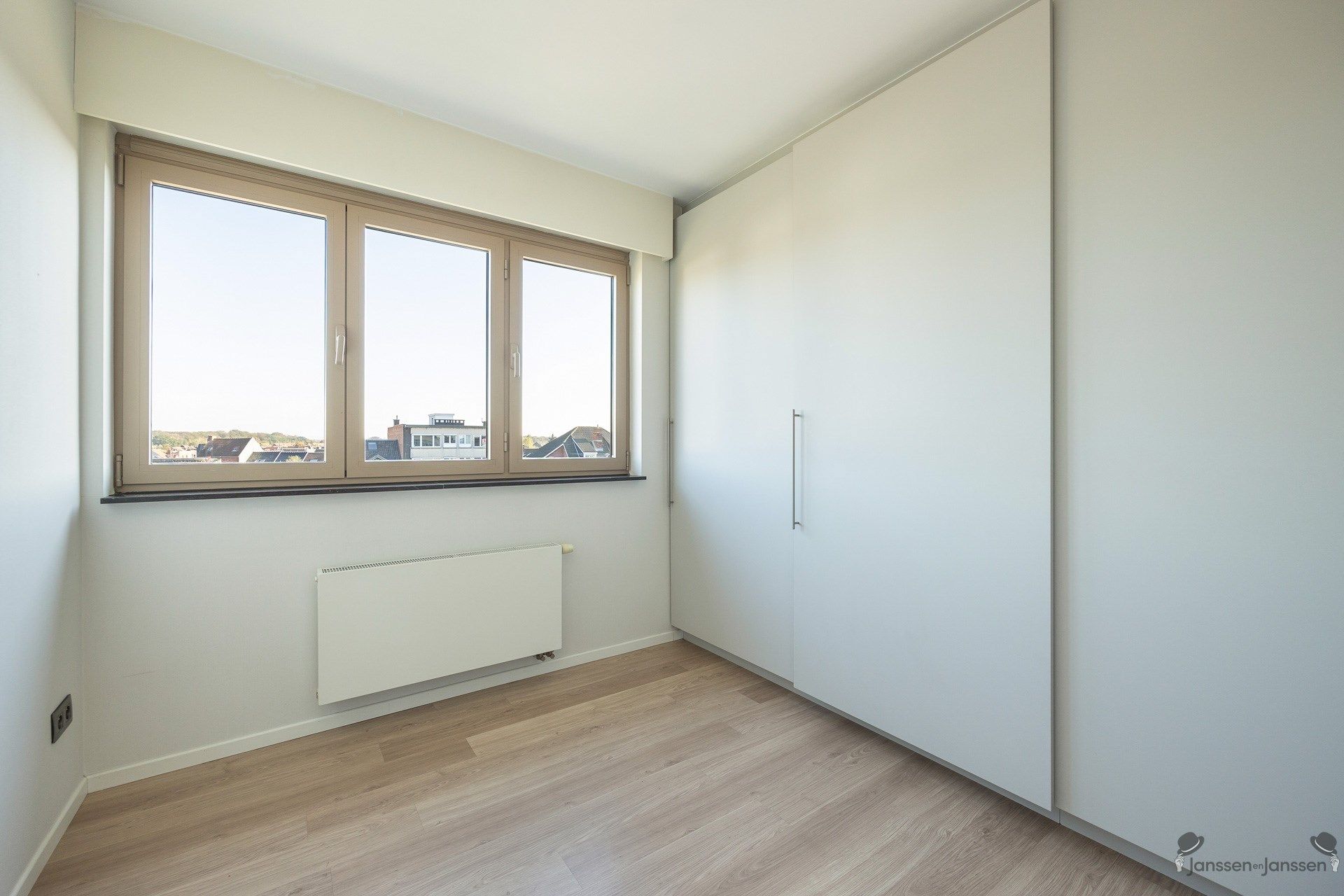 Instapklaar appartement met 2 slpks, terras en autostaanplaats foto 11