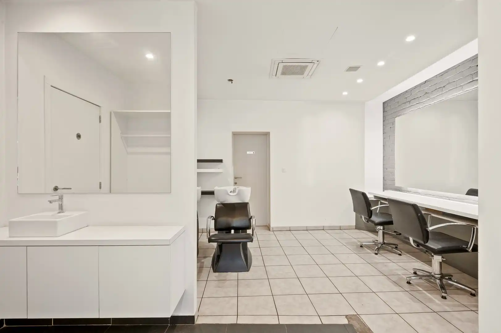 Handelsruimte met ruime woonst met enorme mogelijkheden op een centrale ligging in Harelbeke foto 2