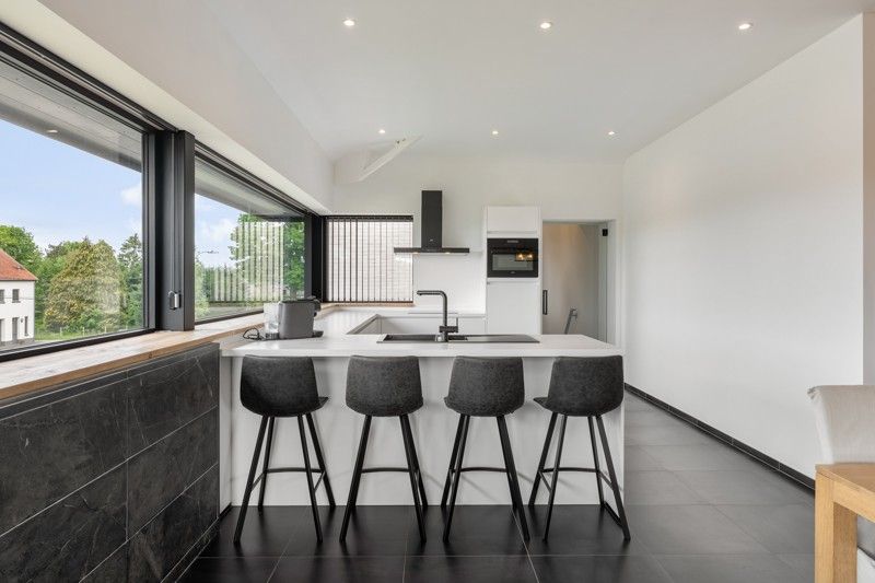 Zeer ruim en stijlvol penthouse met tuin en garage foto 11