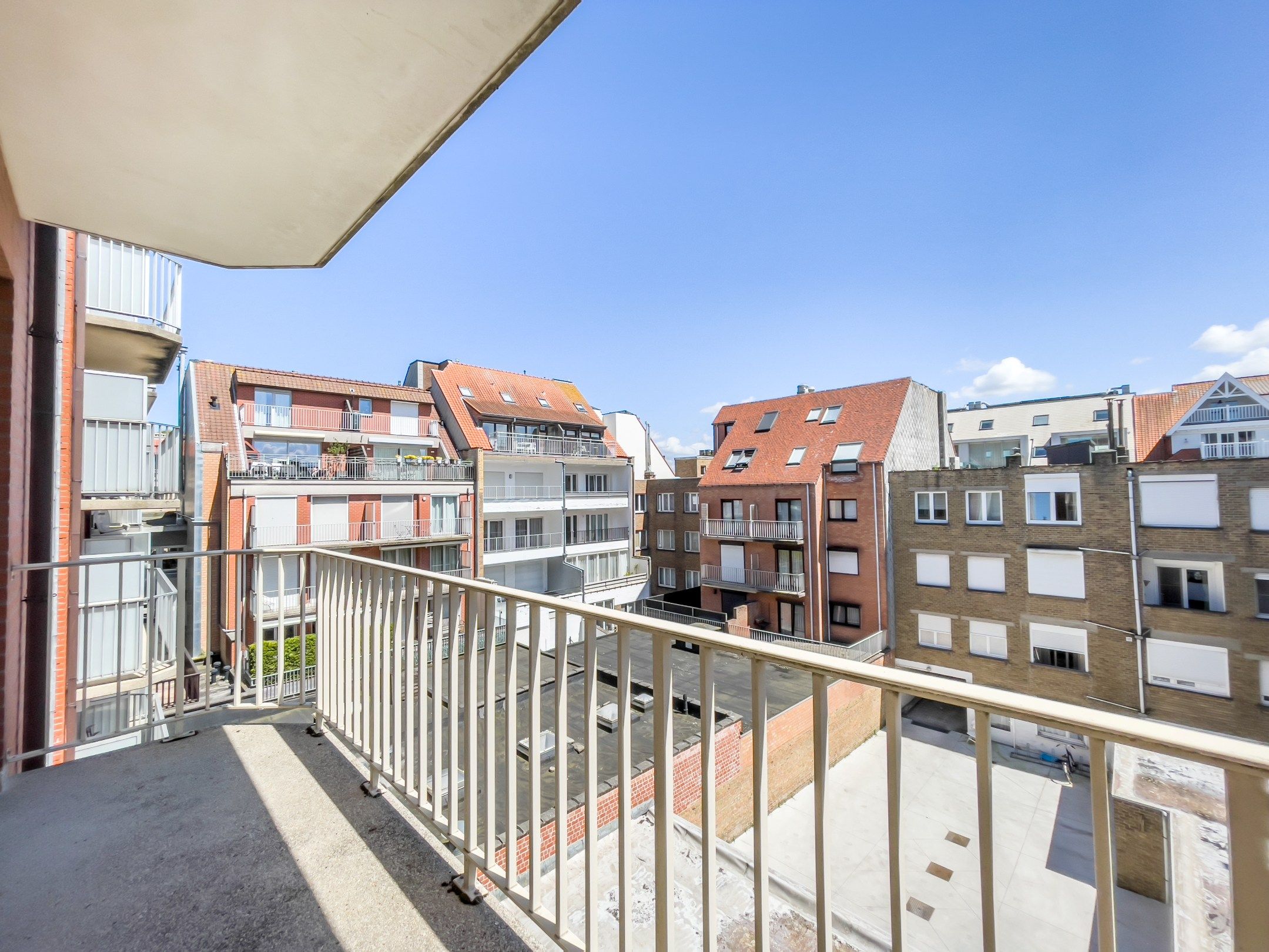 Zeer centraal gelegen, ongemeubeld appartement in de Dumortierlaan op enkele stappen van de Lippenslaan en de Zeedijk. foto 10