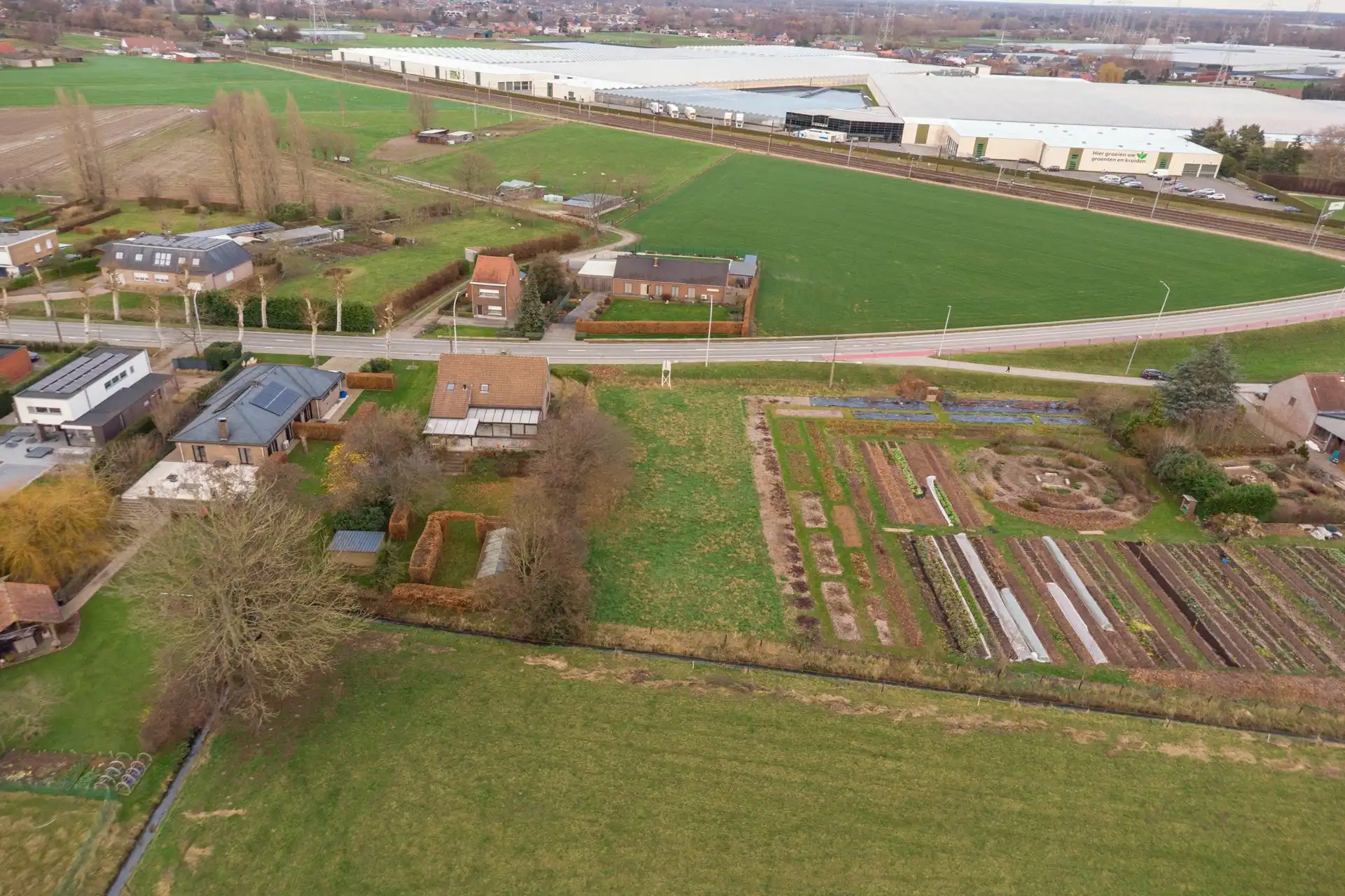 Perceel villagrond van 1083m2 & ZUID-tuin foto {{pictureIndex}}