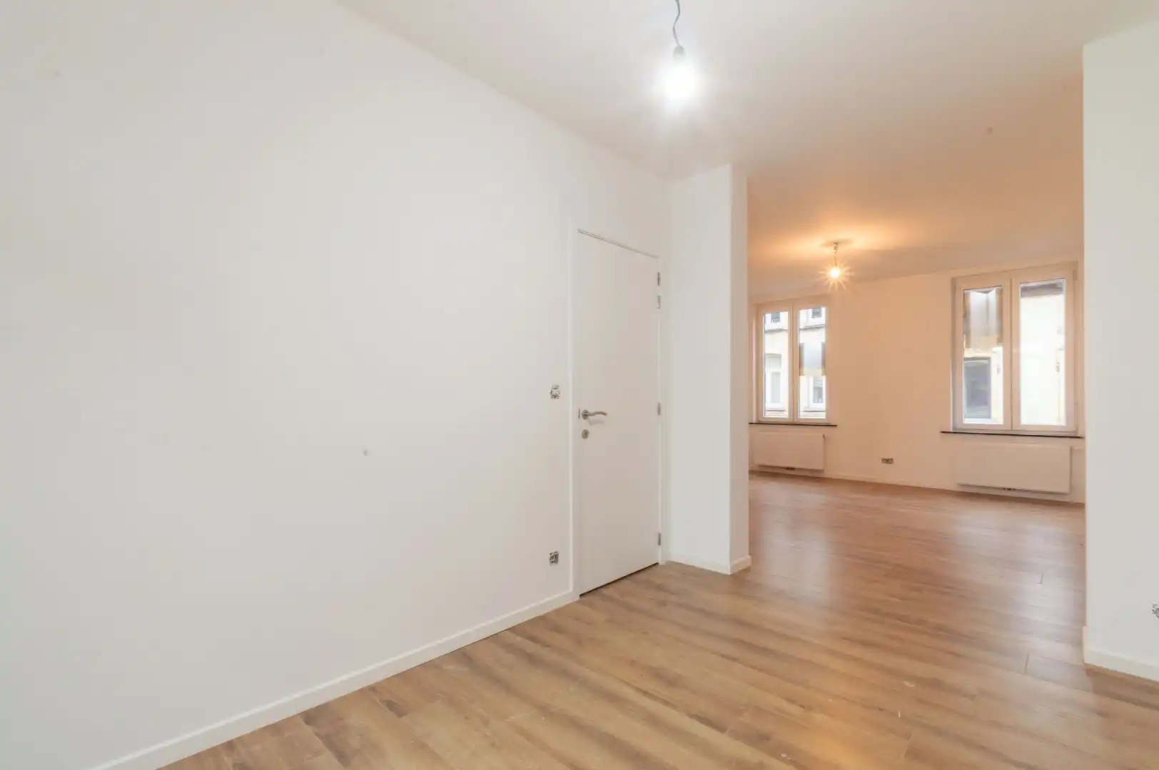 ZEER RUIME, VOLLEDIG GERENOVEERDE WONING ! foto 7