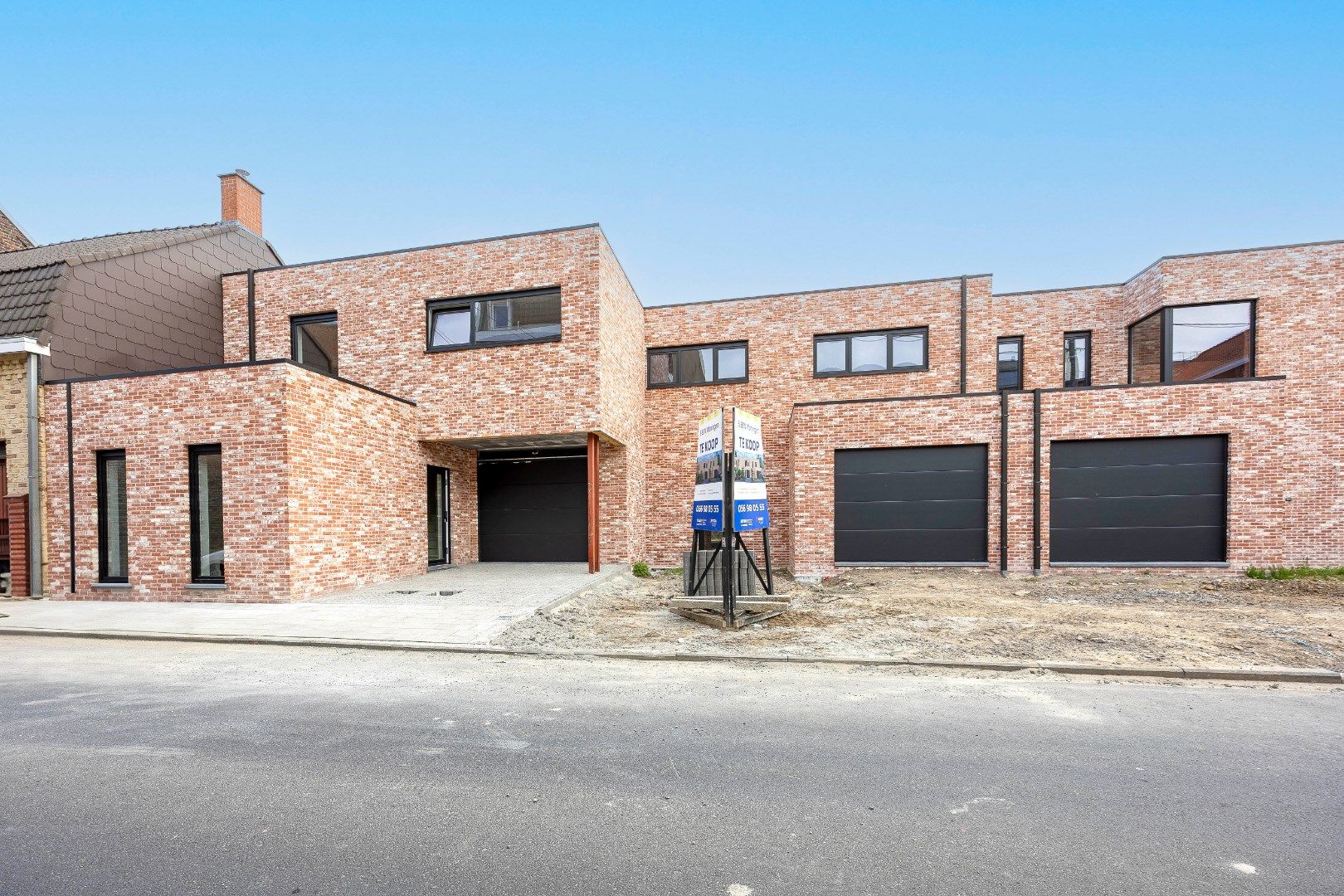 Ruime nieuwbouwwoning met 4 slaapkamers, tuin en inpandige garage in Avelgem. foto {{pictureIndex}}