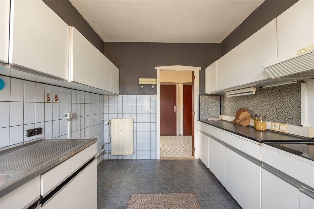 Op te frissen hoekappartement met terras foto 7