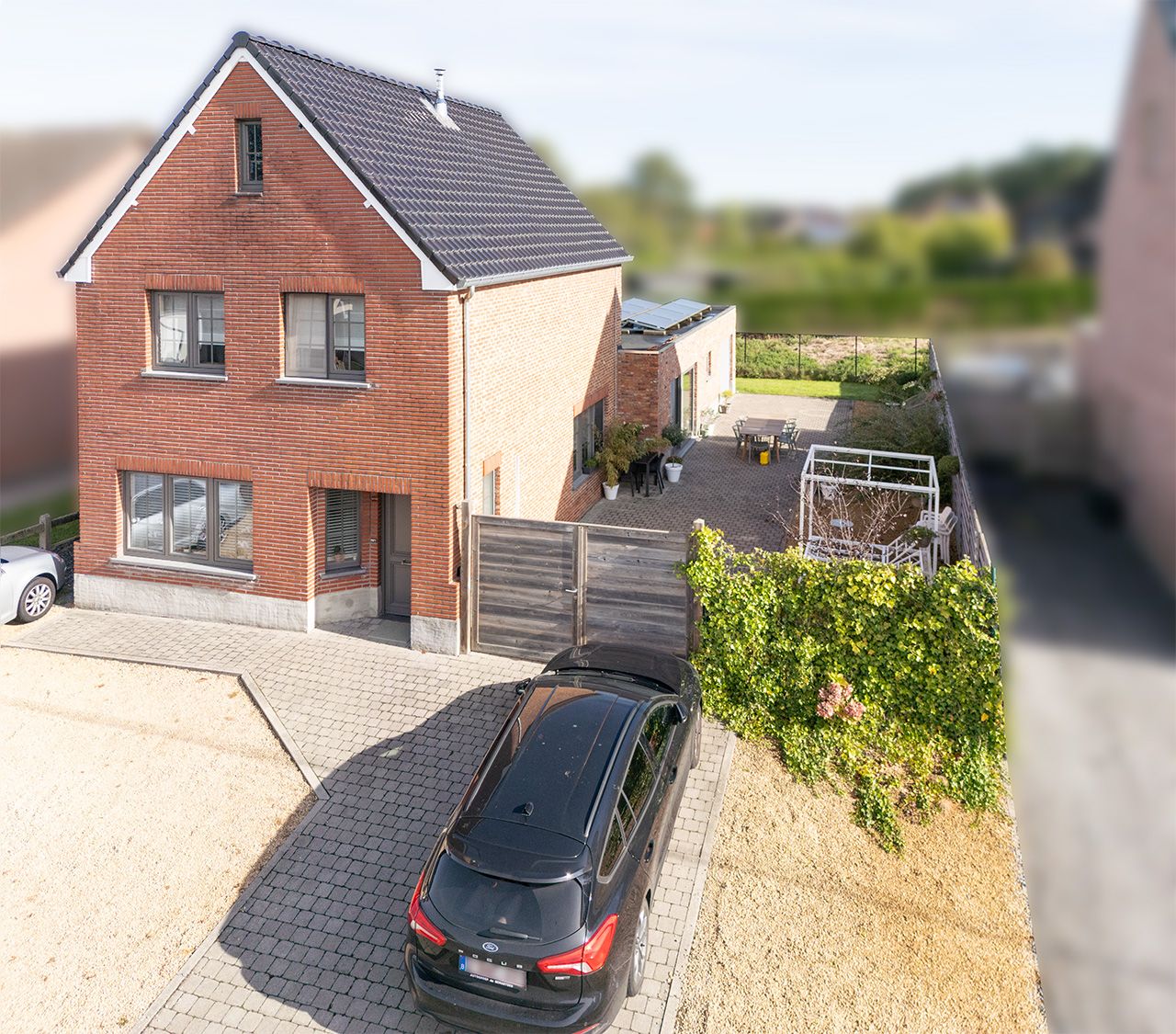 Gezellige woning met ong 205m2 opp op perceel van 4a26 foto {{pictureIndex}}