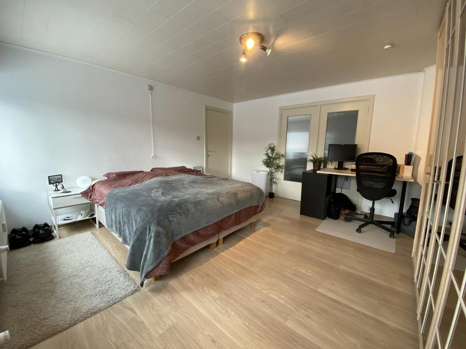Vernieuwd en lichtrijk appartement met slaapkamer en bureau foto 8