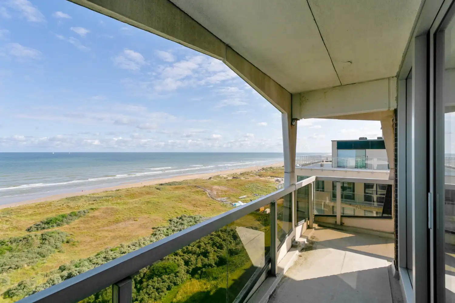 Prachtig ruim 3-slaapkamer hoekappartement met panoramisch zeezicht foto {{pictureIndex}}