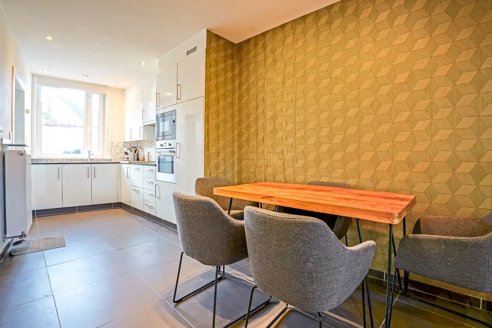 Charmante rijwoning met 3 slaapkamers te centrum Veurne (Petit Paris). foto 3