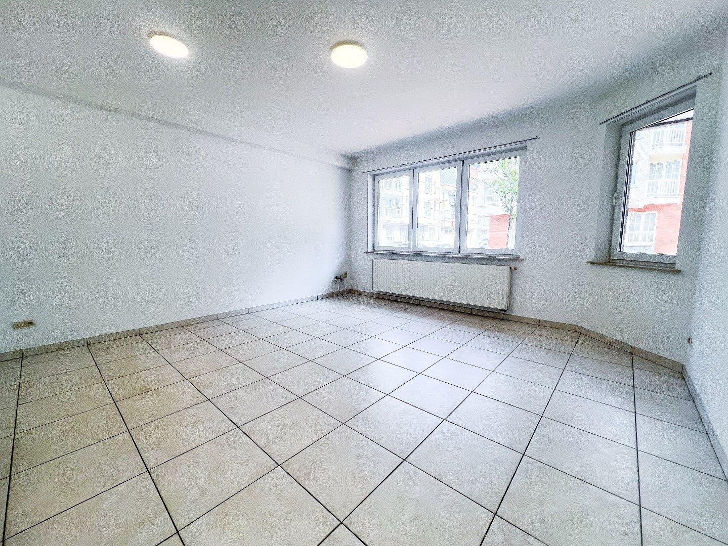  Ongemeubeld app. met parking gelegen op de Parmentierlaan in het centrum Knokke. foto 5