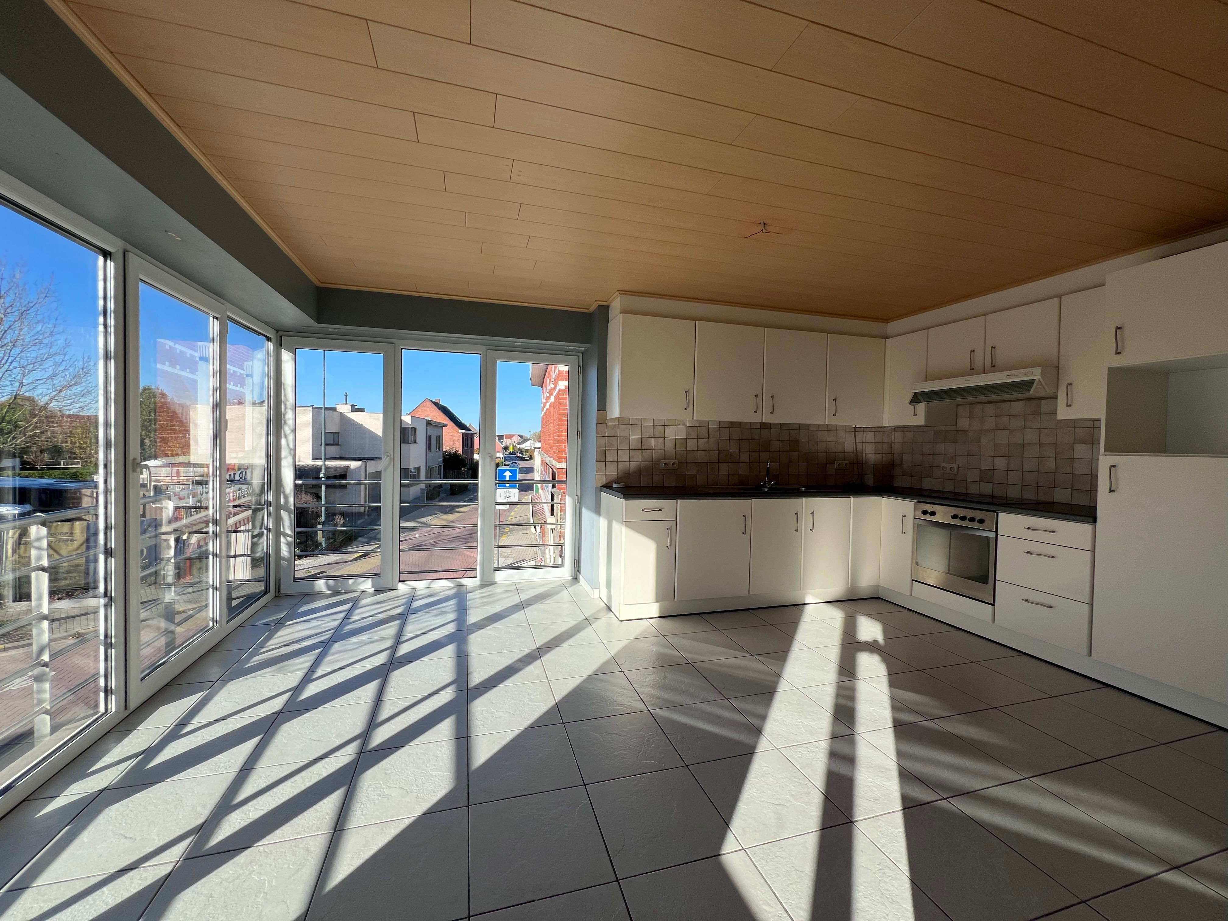 Ruim en lichtrijk appartement te huur in het hart van Belzele (Evergem) foto 3