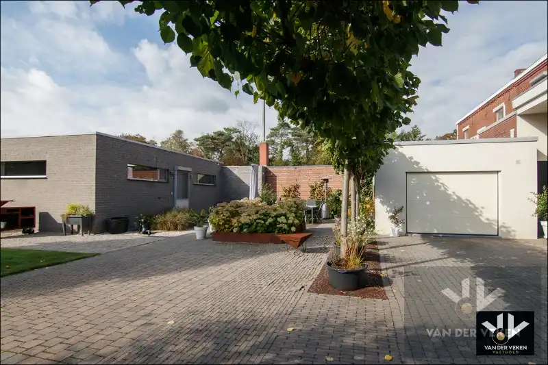 Knap afgewerkte, energiezuinige en ruime woning met vier slaapkamers, guesthouse en tal van mogelijkheden op centrale (maar toch bosrijke!) locatie te As foto 24