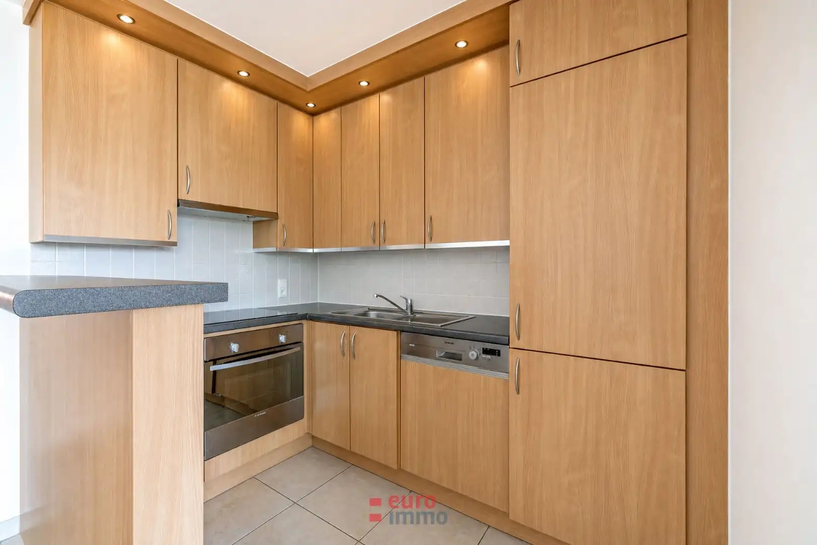 Appartement met 2 slaapkamers te koop op een zéér fel begeerde ligging te Nieuwpoort-bad! foto 9