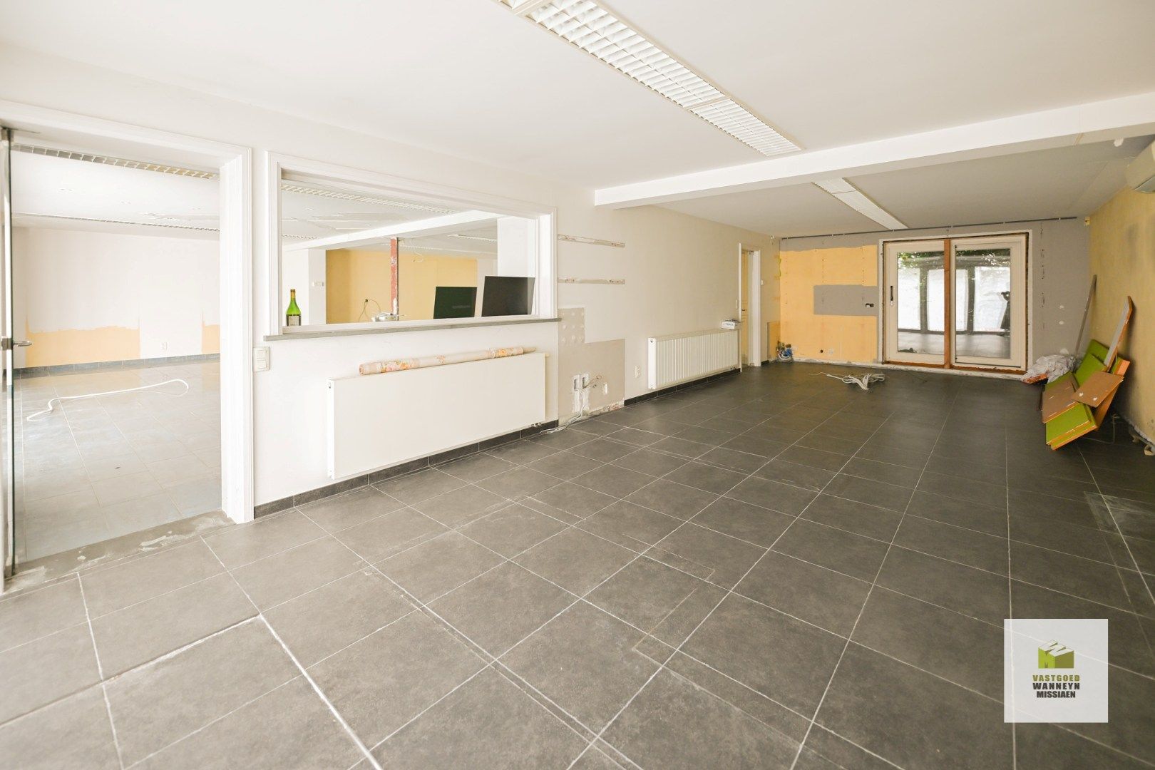 Kantoorruimte met woning op 1056 m2 foto 2