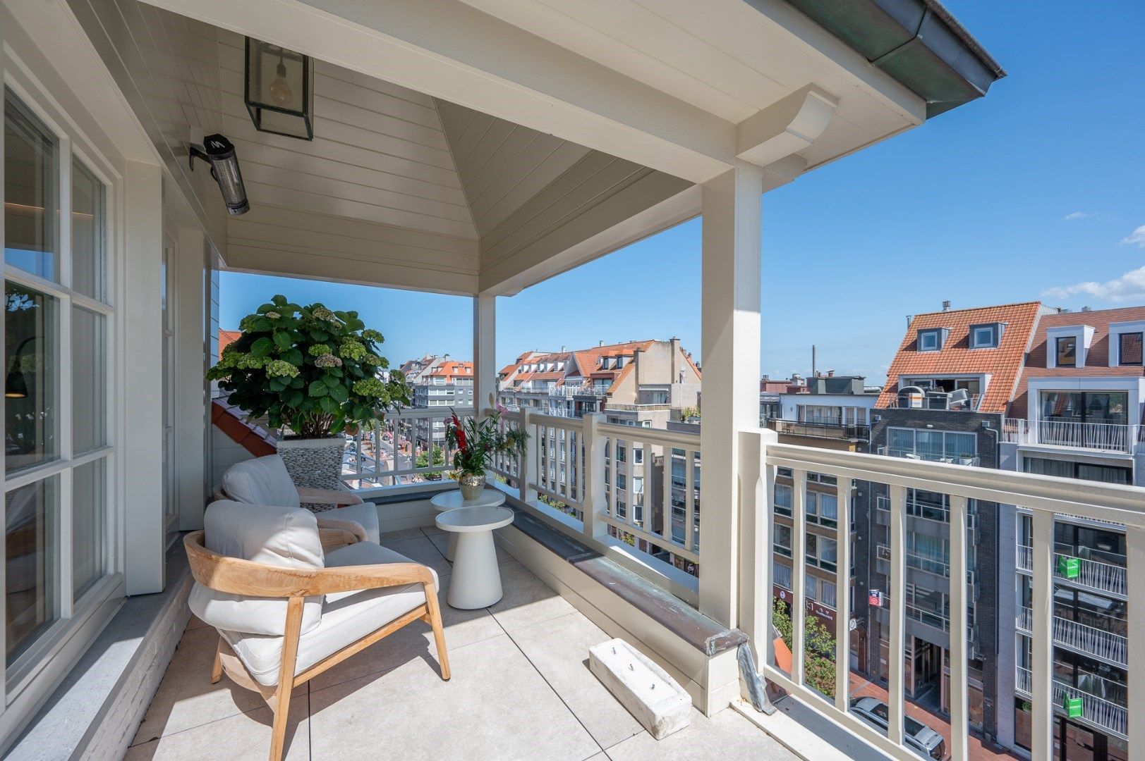 Luxueus gerenoveerd duplex dakappartement met mooie zonneterrassen gelegen in het centrum van Knokke. foto 9