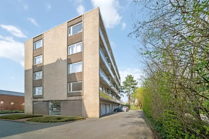Roeselare-stadsrand. Leuk gelegen twee-slaapkamerappartement van 83m2 met 2 terrassen van 8.50m2. In 't groen op een boogscheut van 't centrum. Als investering of als betaalbare starter ! foto {{pictureIndex}}