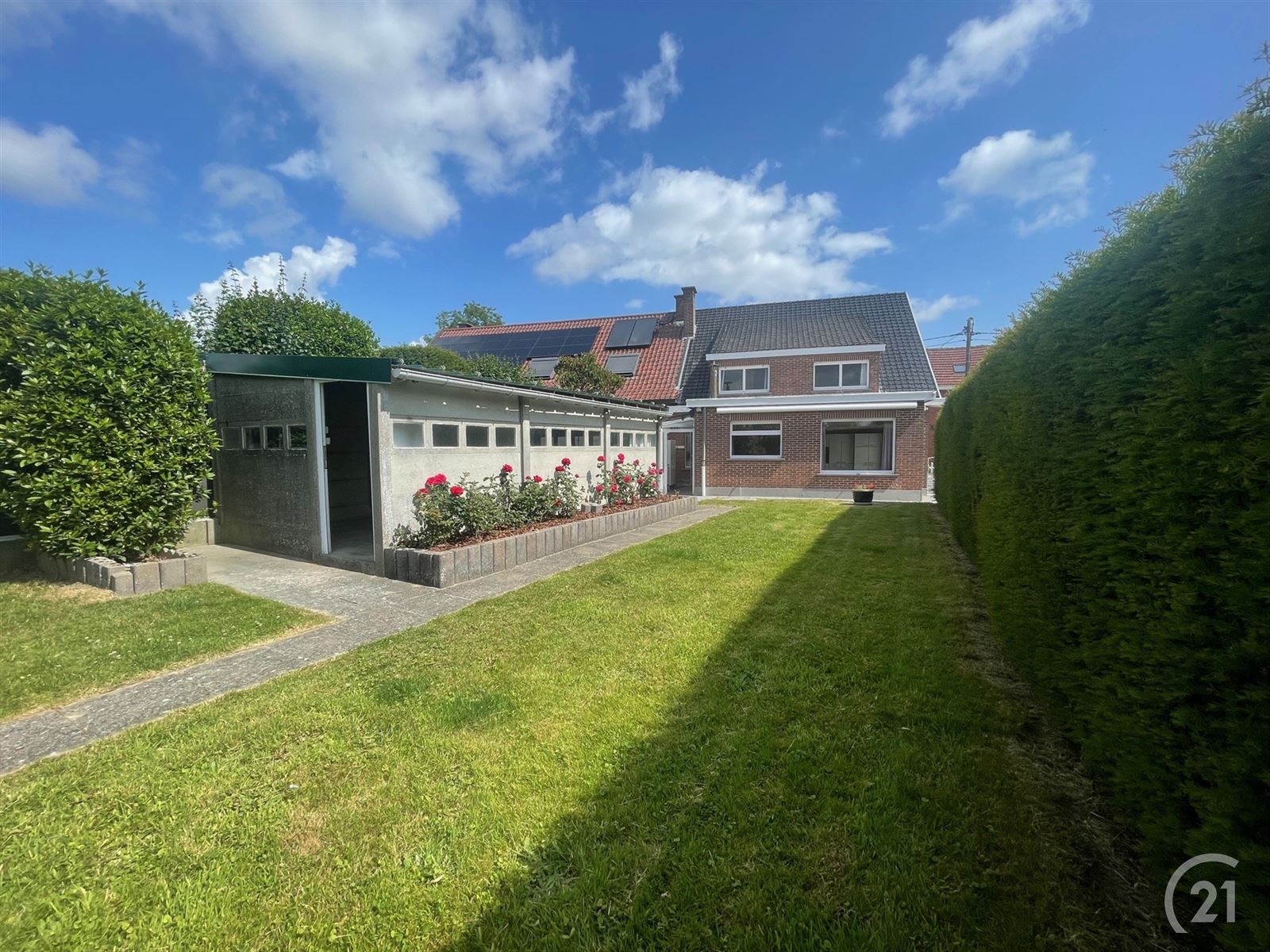 Solide 3 gevelwoning met 4 kamers, tuin en garage  foto 2