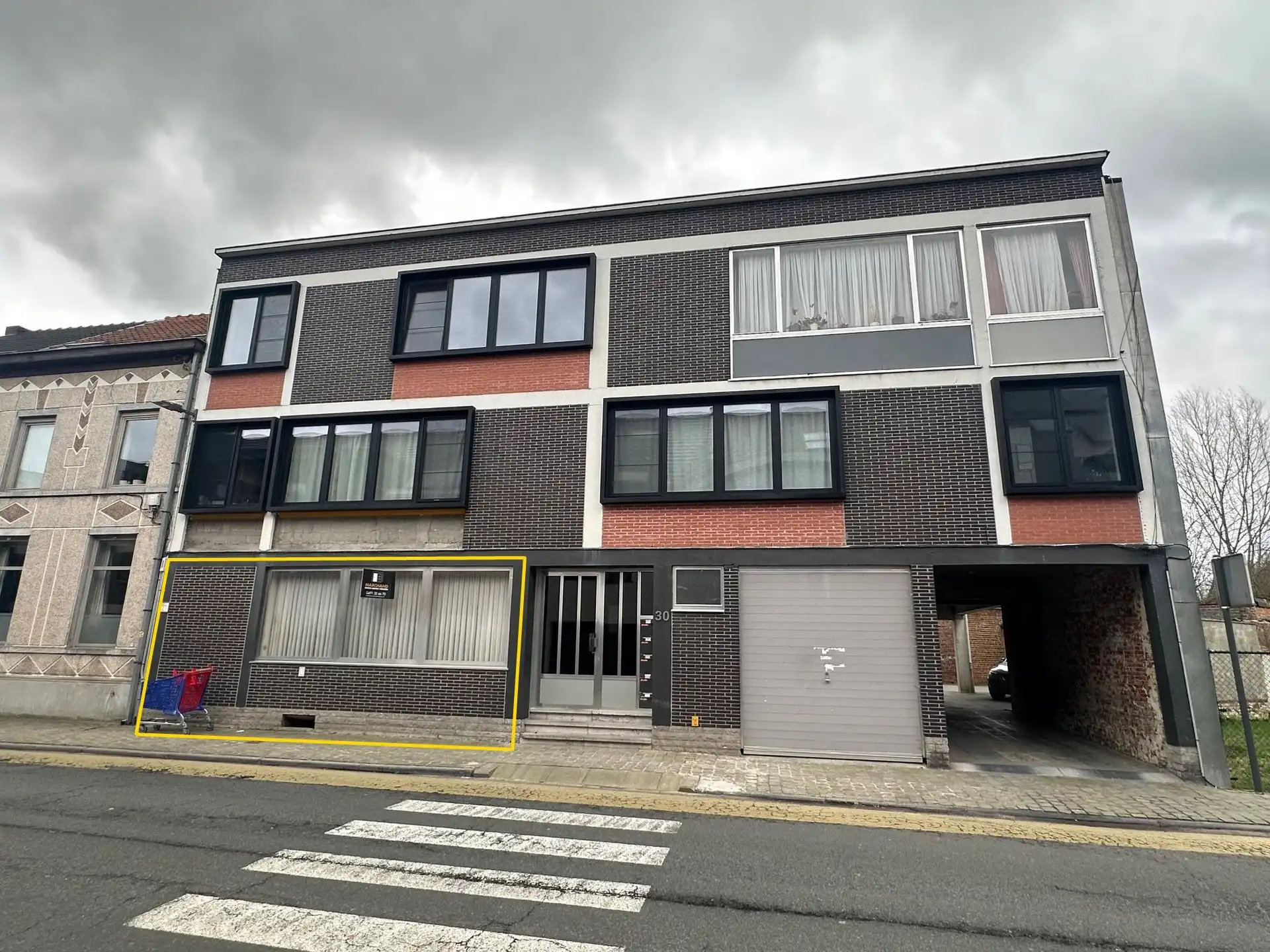 Gelijkvloers appartement met 2 slaapkamers, ruime berging en overdekte autostaanplaats foto {{pictureIndex}}