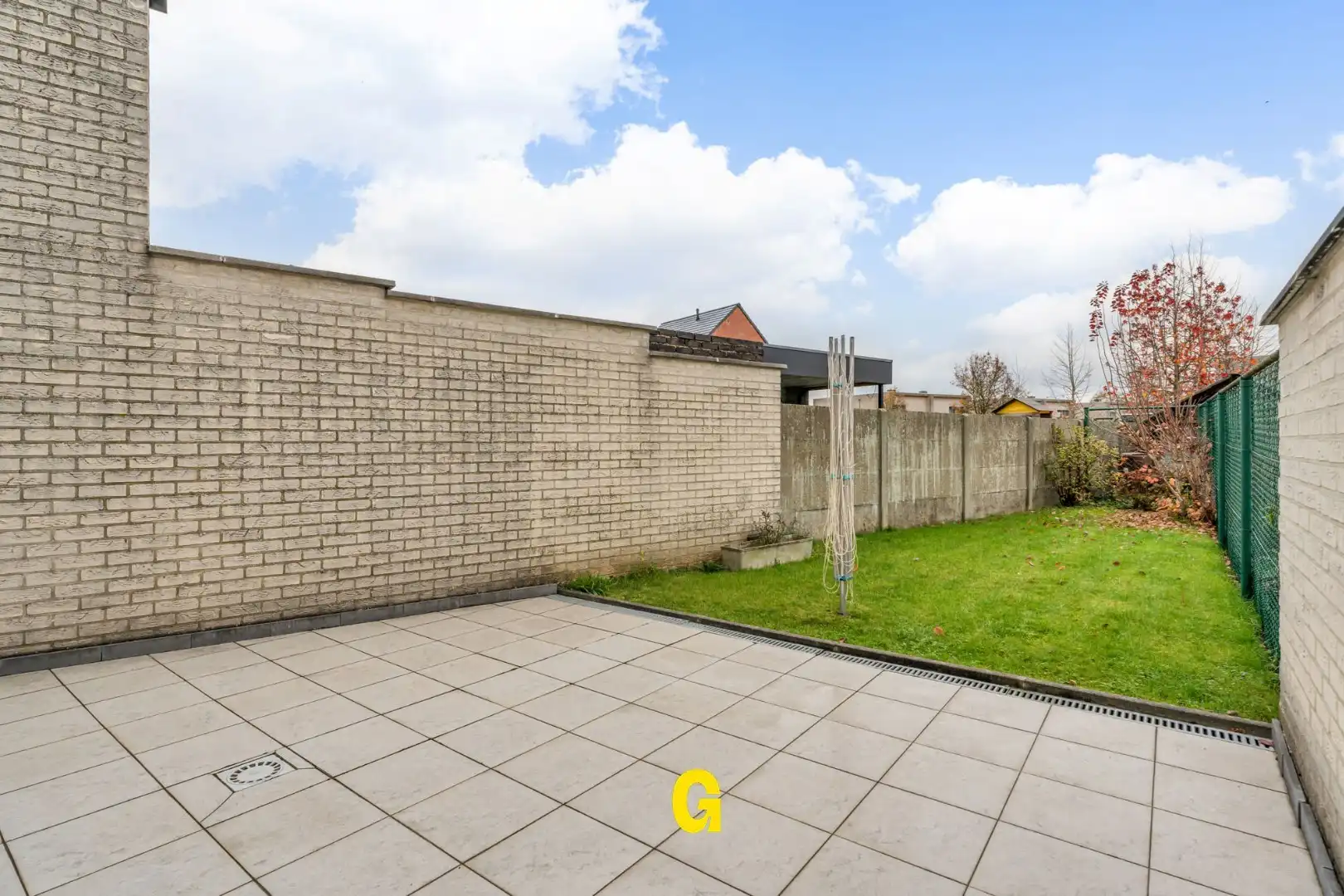 Degelijke instapklare rijwoning met drie slaapkamers, inpandige garage en tuin met terras vlakbij het centrum van Bilzen foto 13