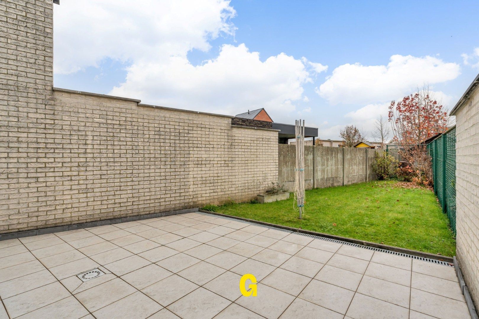 Degelijke instapklare rijwoning met drie slaapkamers, inpandige garage en tuin met terras vlakbij het centrum van Bilzen foto 13