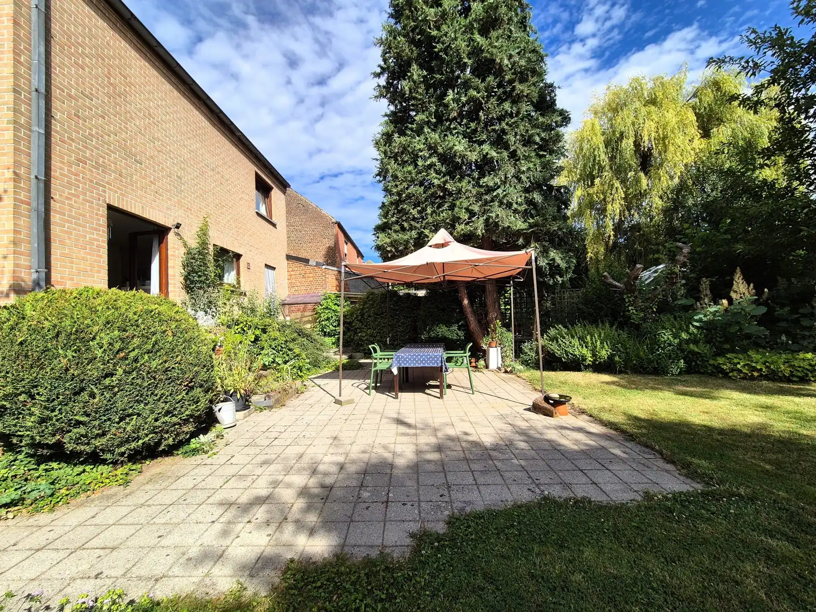 Toffe halfopen woning met prachtige tuin in de dorpskern foto 3