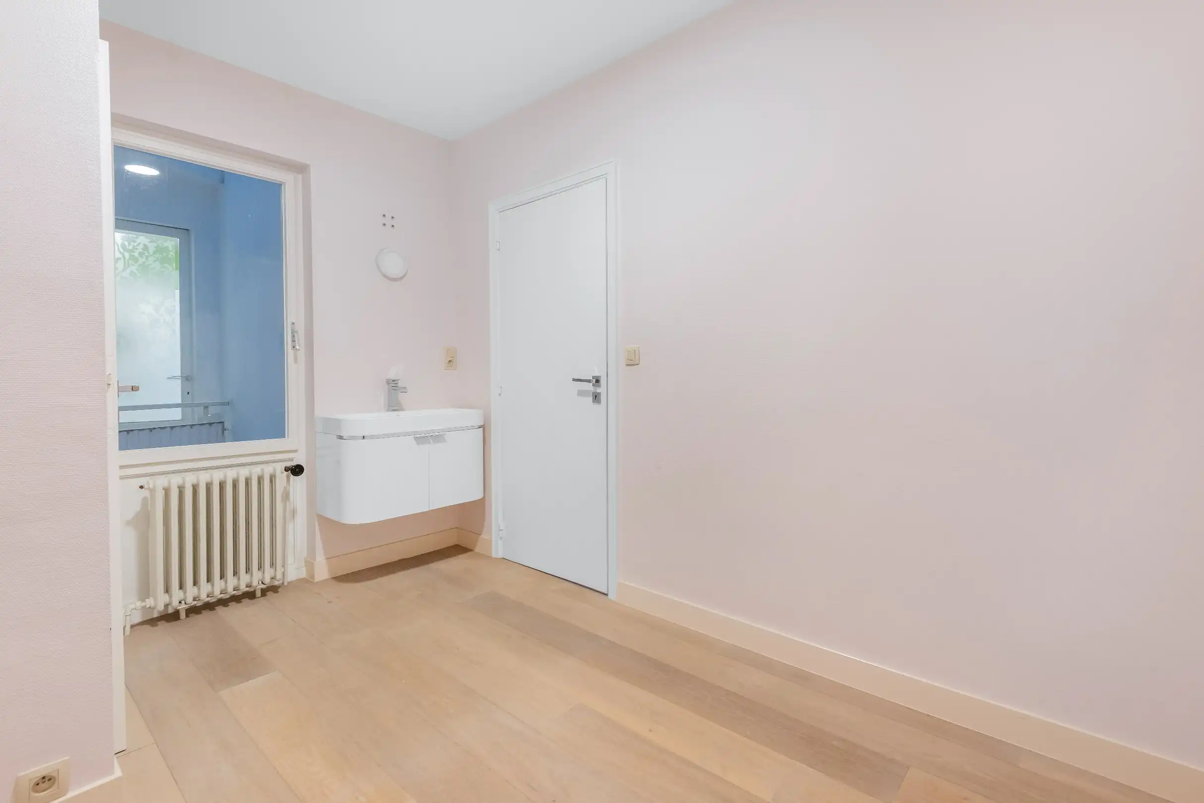 Ongemeubeld appartement met 3 slaapkamers op de ZEEDIJK in het Zoute tegen het Albertplein. foto 15