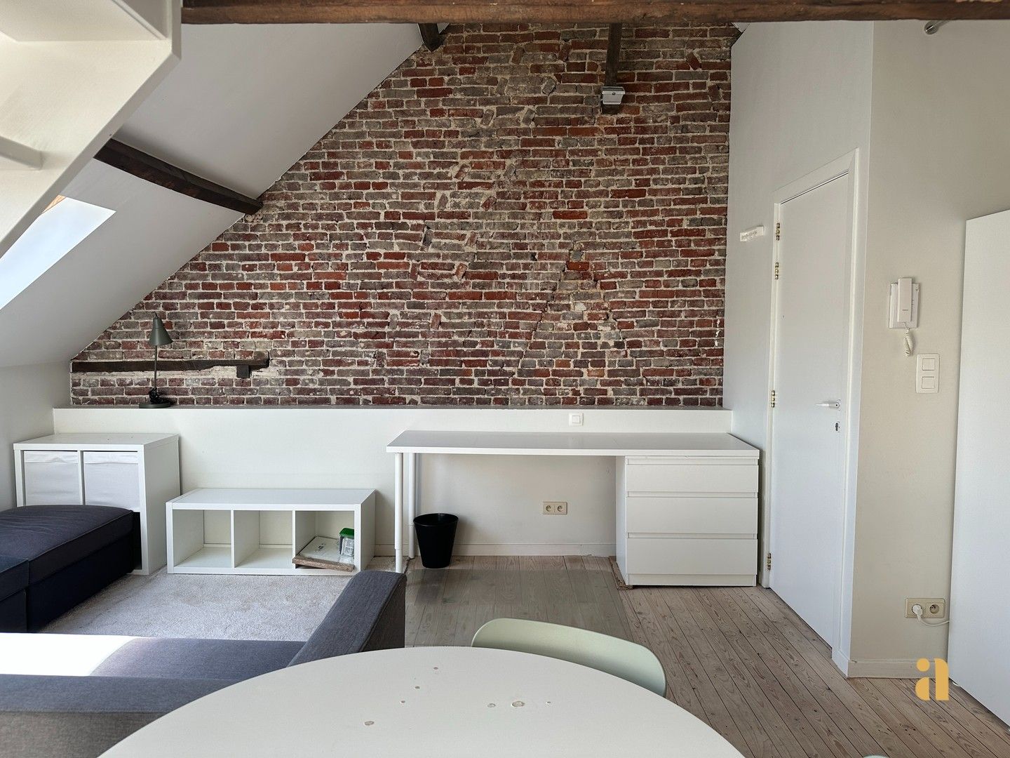 Lichtrijke bemeubelde studio op toplocatie! foto 4