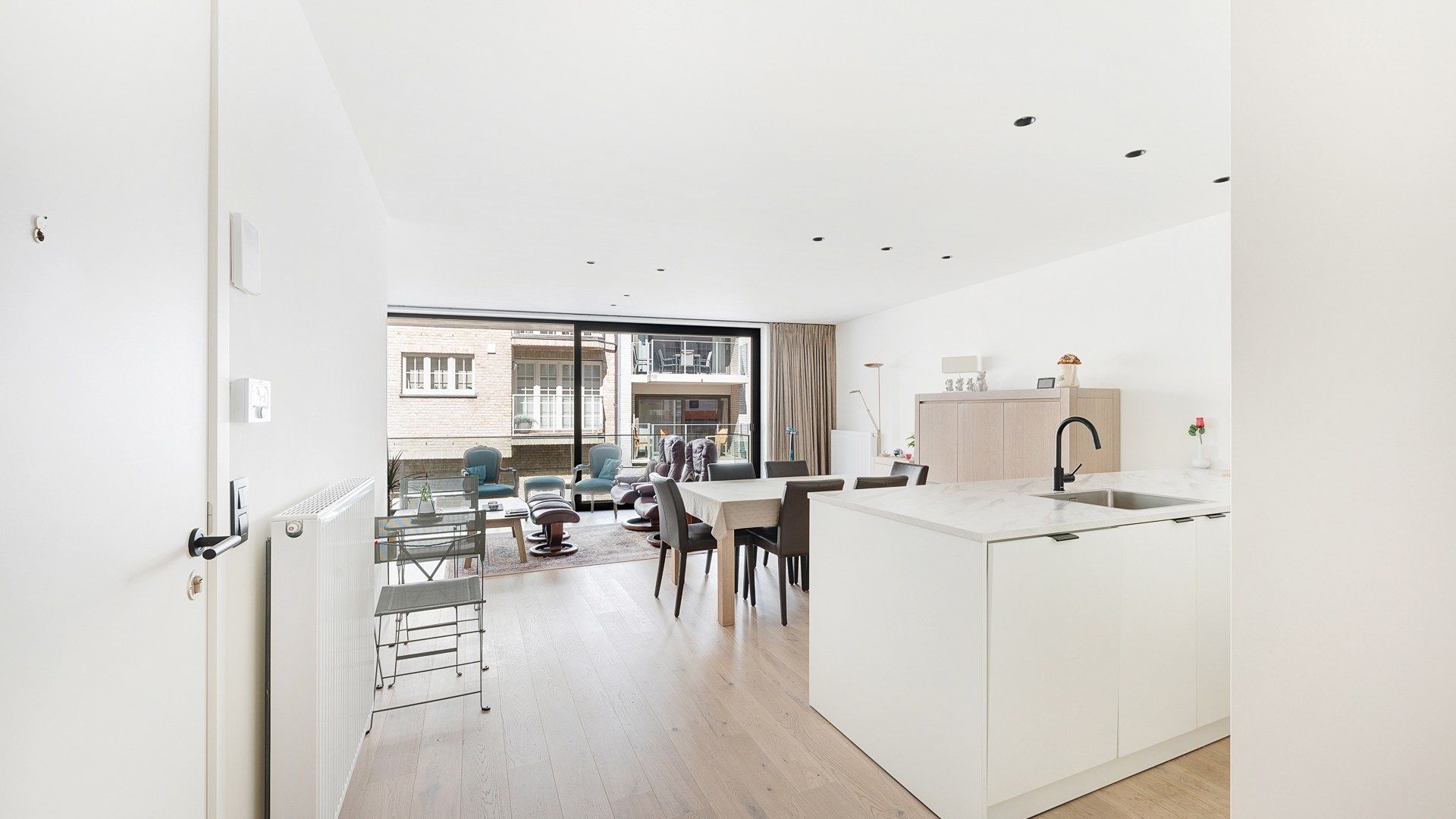 Nieuw appartement met 2 slaapkamers centraal gelegen te Heist foto 2