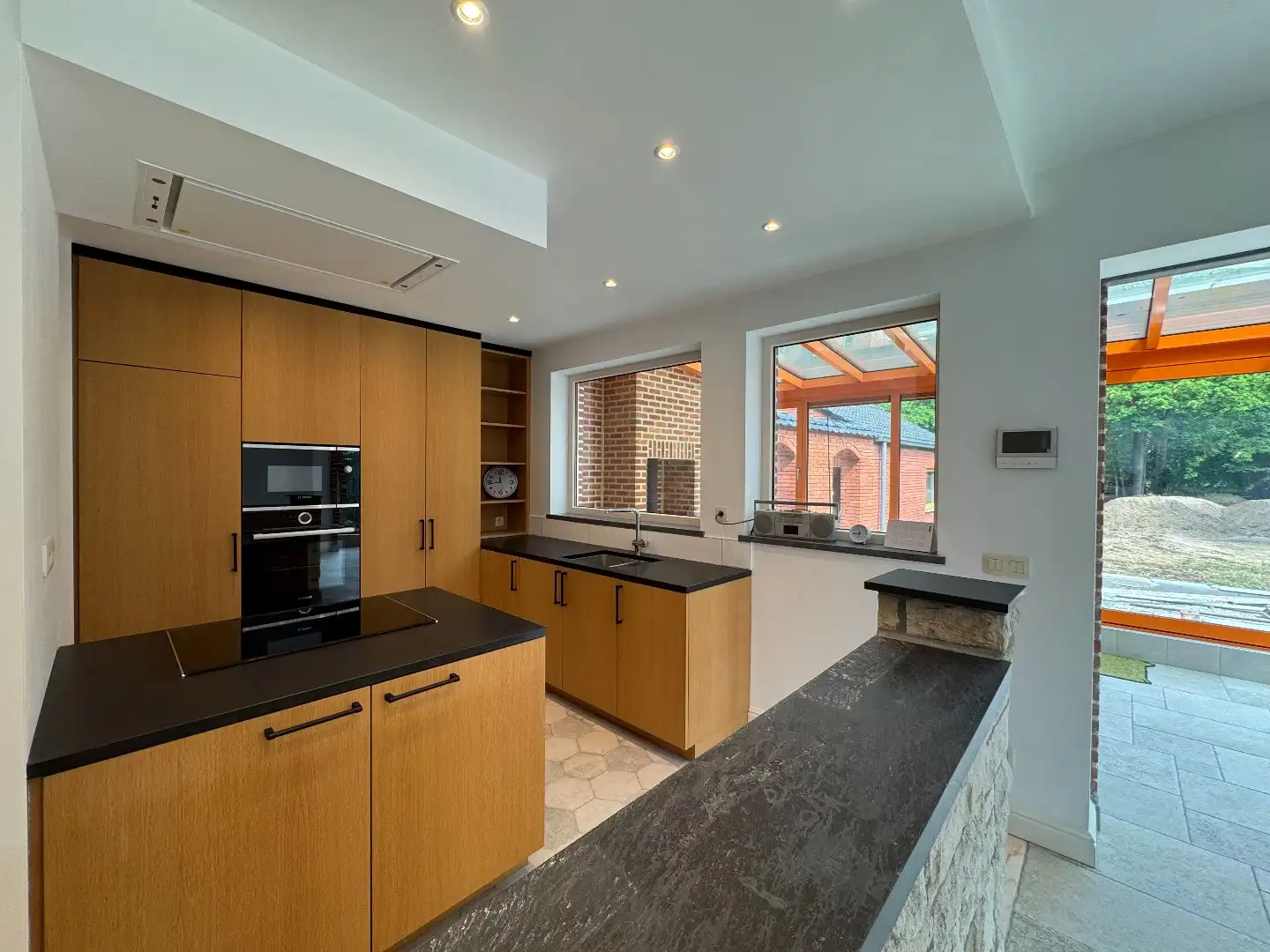 Een 4-gevelwoning met garage en  tuin foto 6
