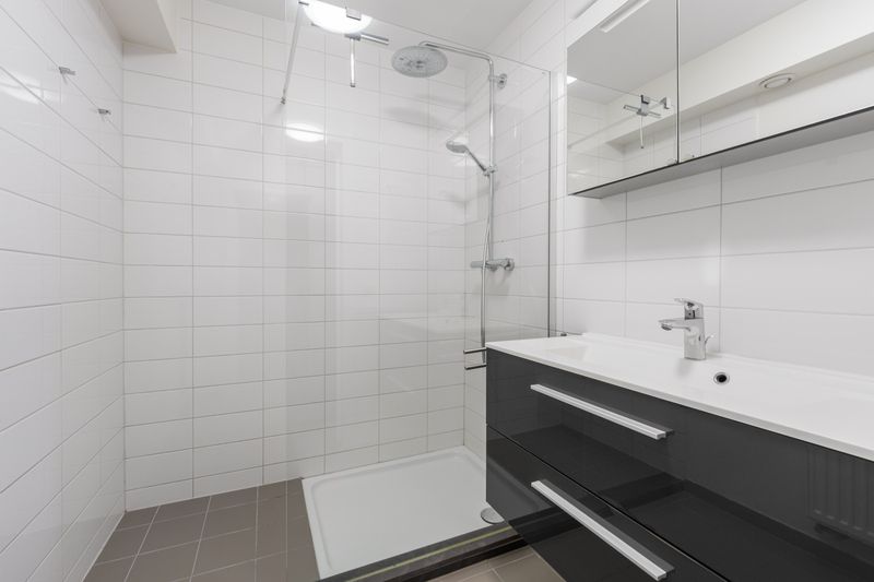 Roeselare-Centrum – UNIEK woonconcept gelijkvloers appartement met tuin, terras & garage in hippe wijk OVERSTATIE foto 10