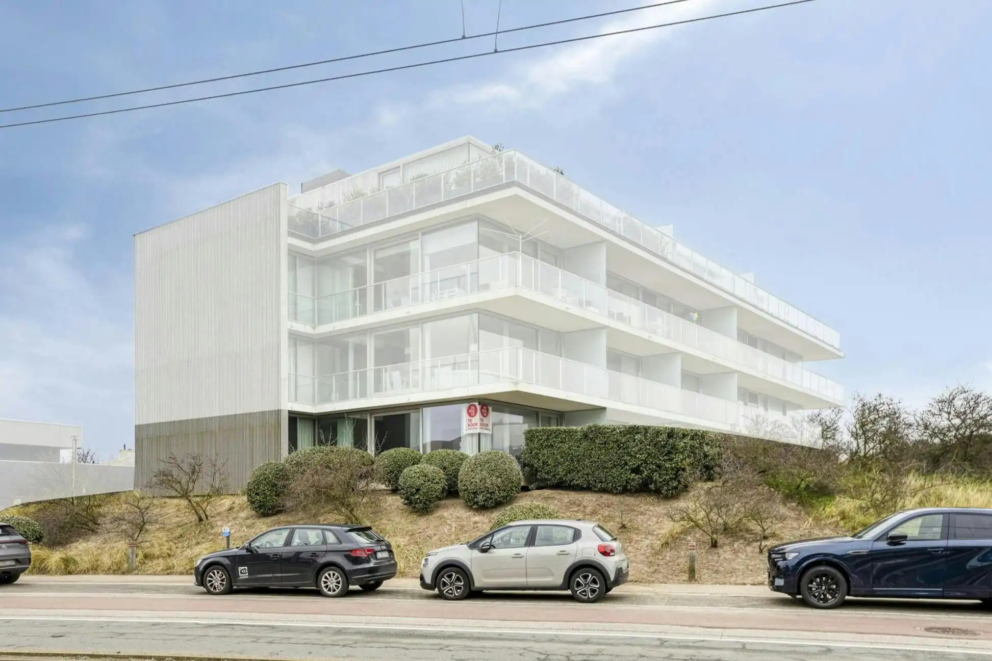 Modern appartement van Rietveld vlakbij zee in Sint-Idesbald foto {{pictureIndex}}