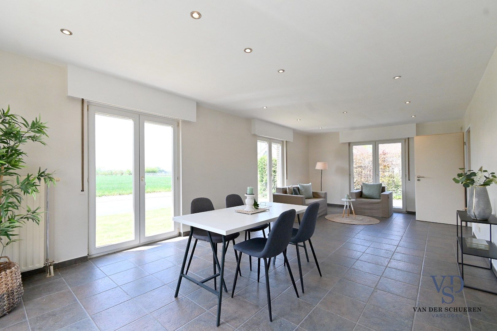 Bungalowwoning met afzonderlijke garage foto 4