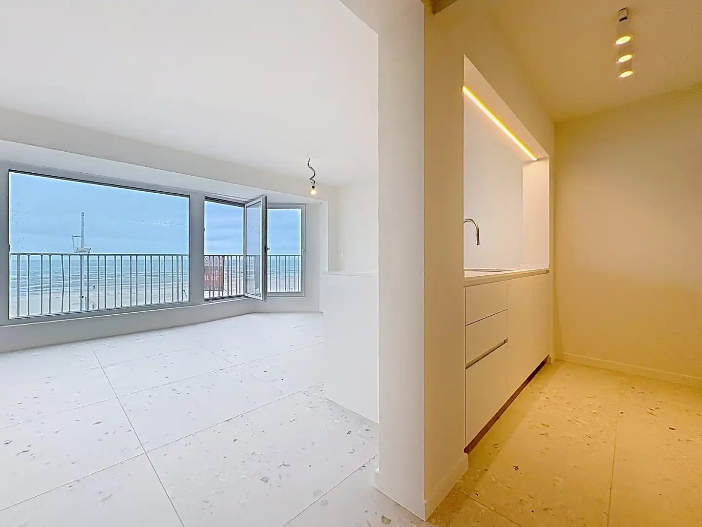 Volledig vernieuwd appartement met frontaal zeezicht foto 2