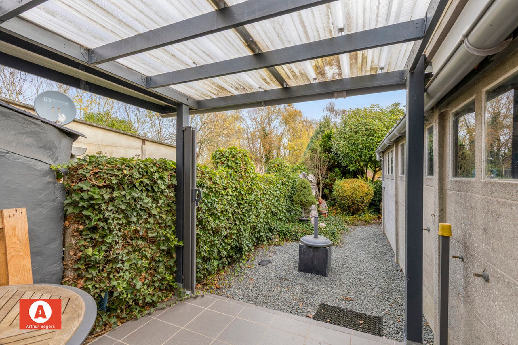 Verzorgde half-open bebouwing met oprit. foto 22