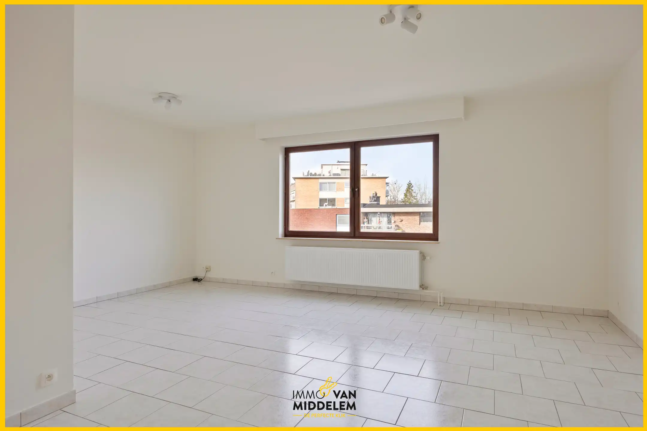 LICHTRIJK VERNIEUWD APPARTEMENT MET 2 KAMERS & TERRAS  foto 3