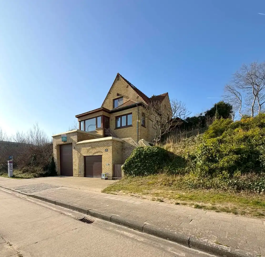 Vrijstaande villa met uitzonderlijke ligging in Oostduinkerke foto {{pictureIndex}}
