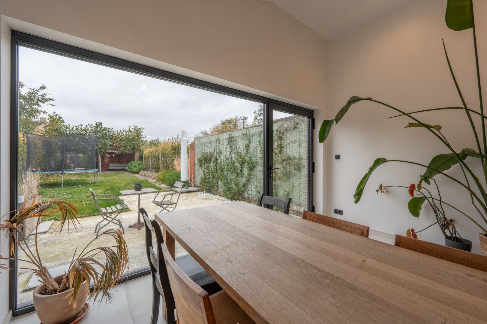 Charmante en verrassend ruime woonst op goede ligging in Sint-Michiels foto 4