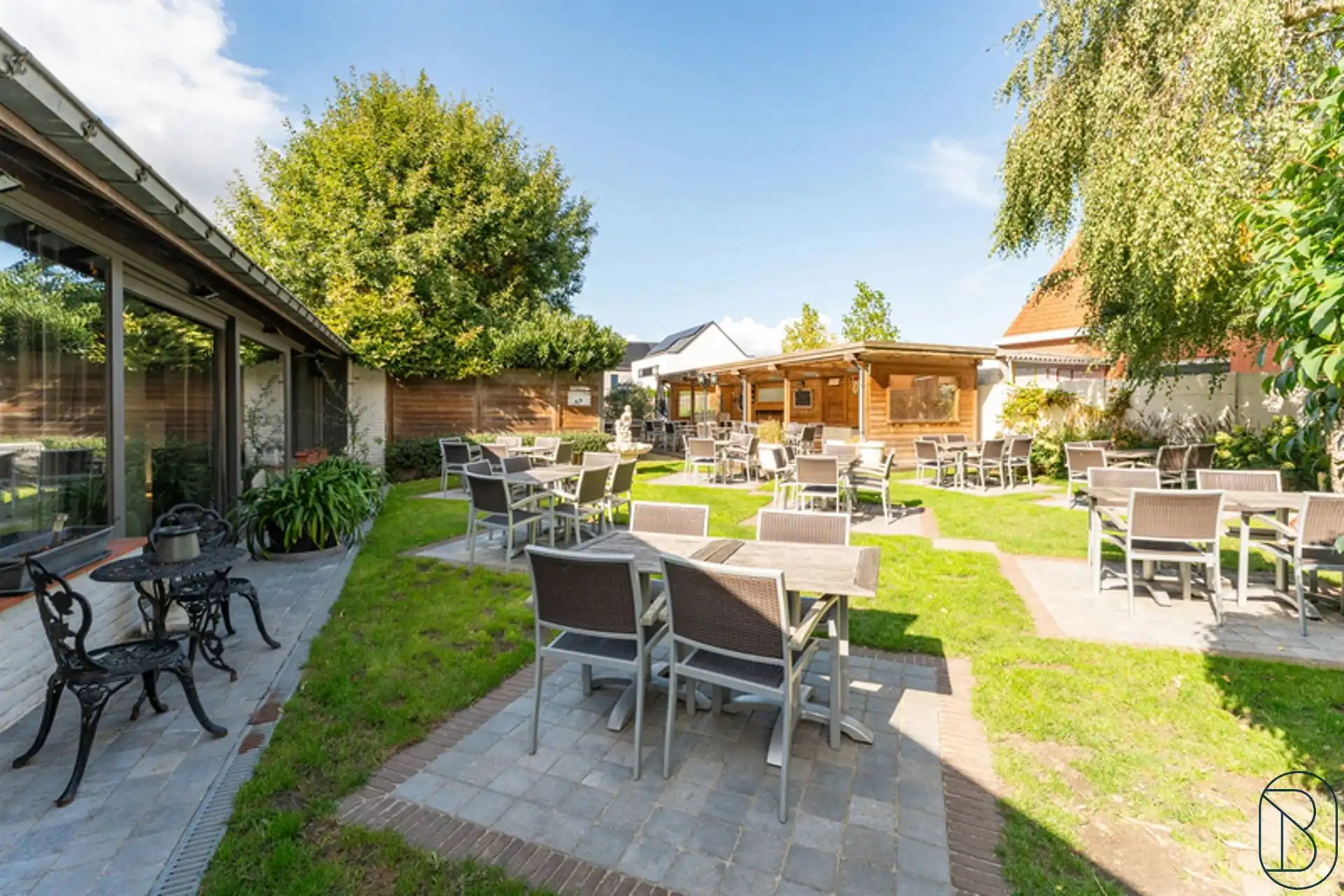 Goedgelegen charmante eigendom met veel potentieel! foto 6