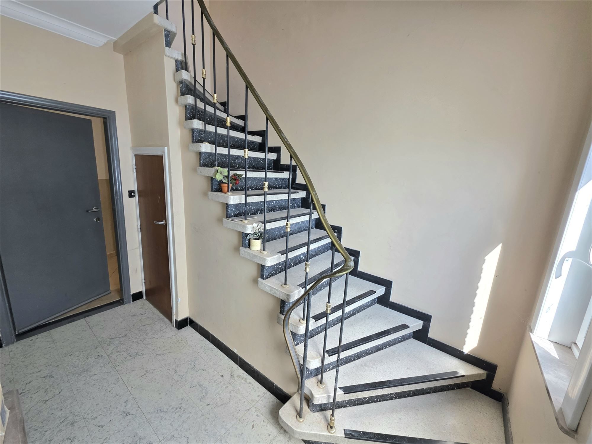 Ruim en Instapklaar Gelijkvloers Appartement in het Centrum  foto 3