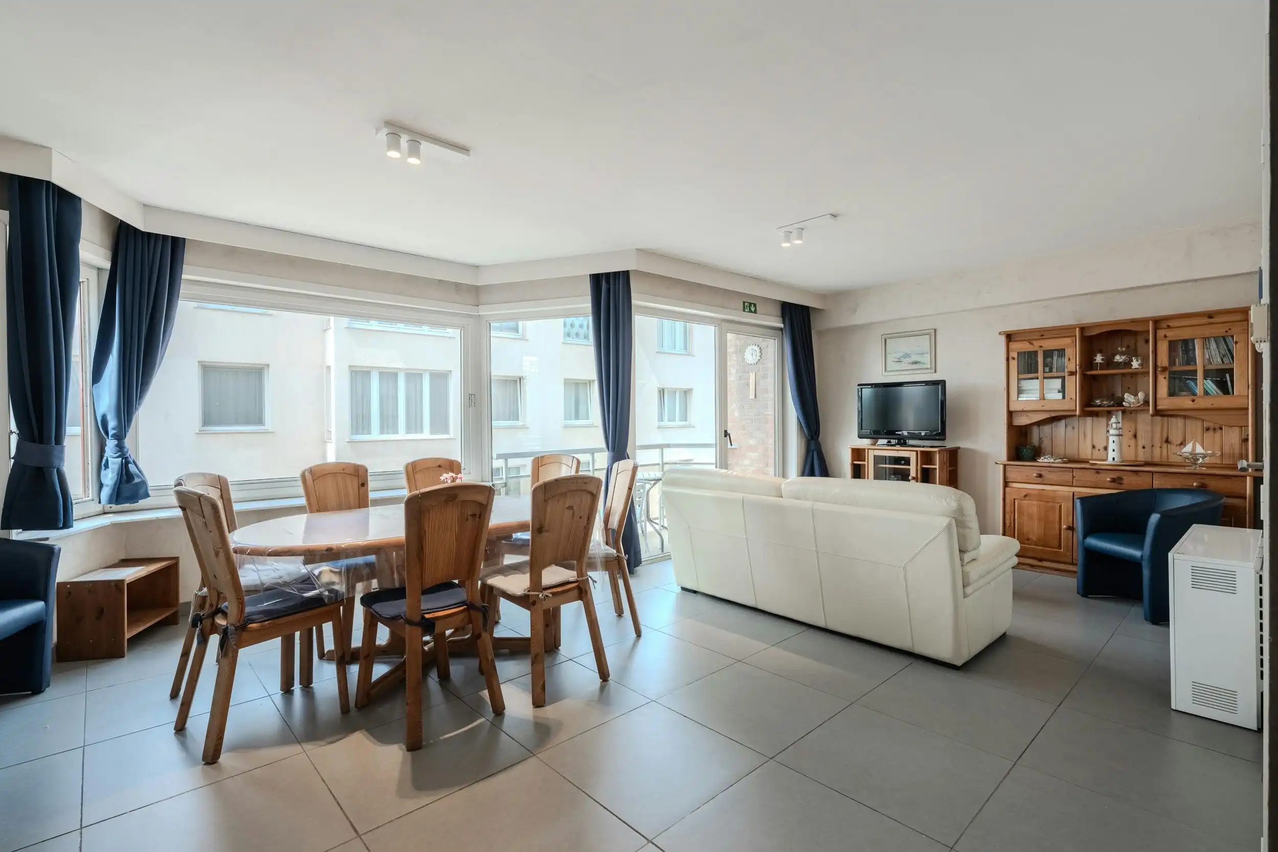 Instapklaar 2 slaapkamer appartement met zijdelings zeezicht foto 3