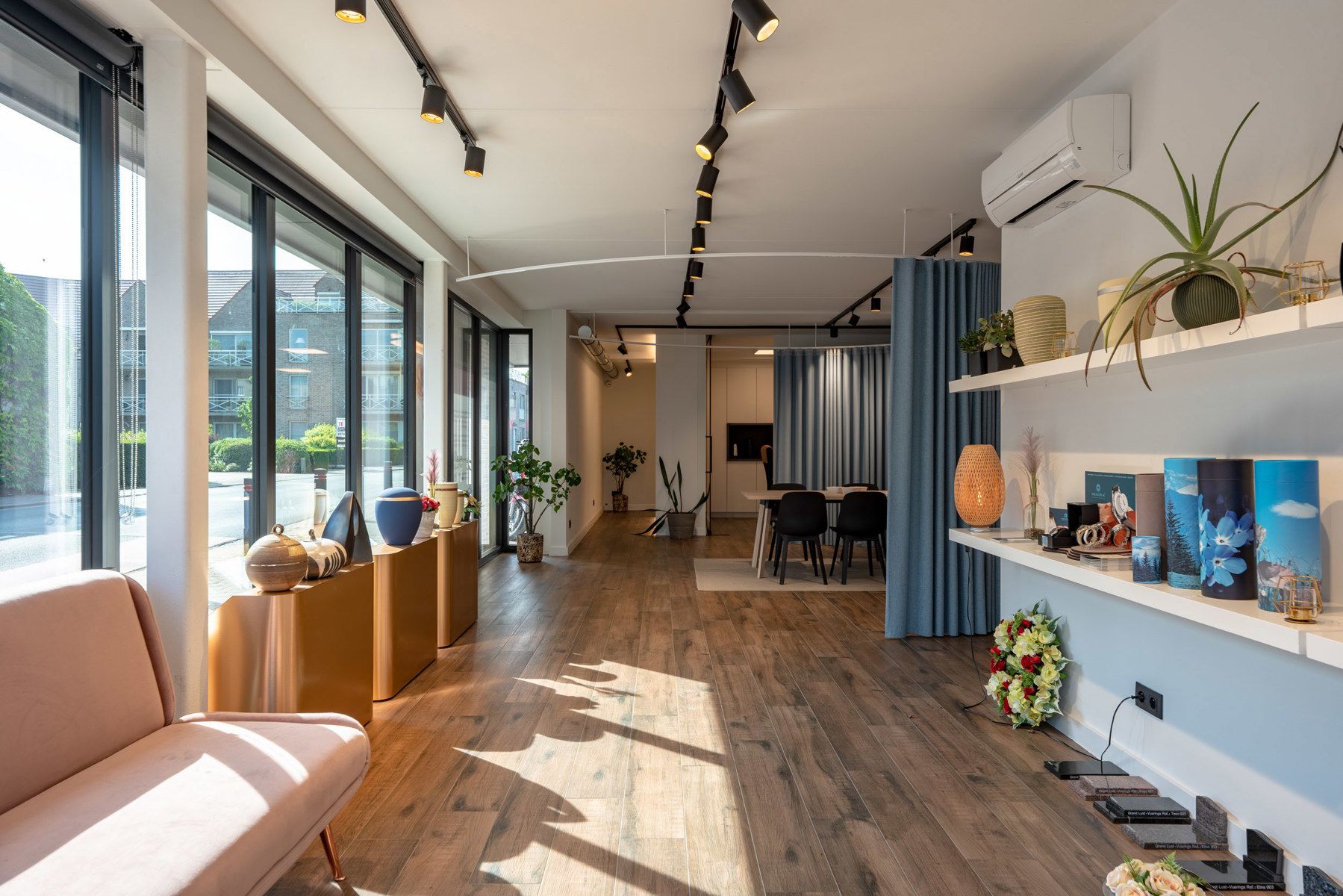 Handelsgelijkvloers (80m²) in het centrum van Stabroek met inpandige garage!  foto 2