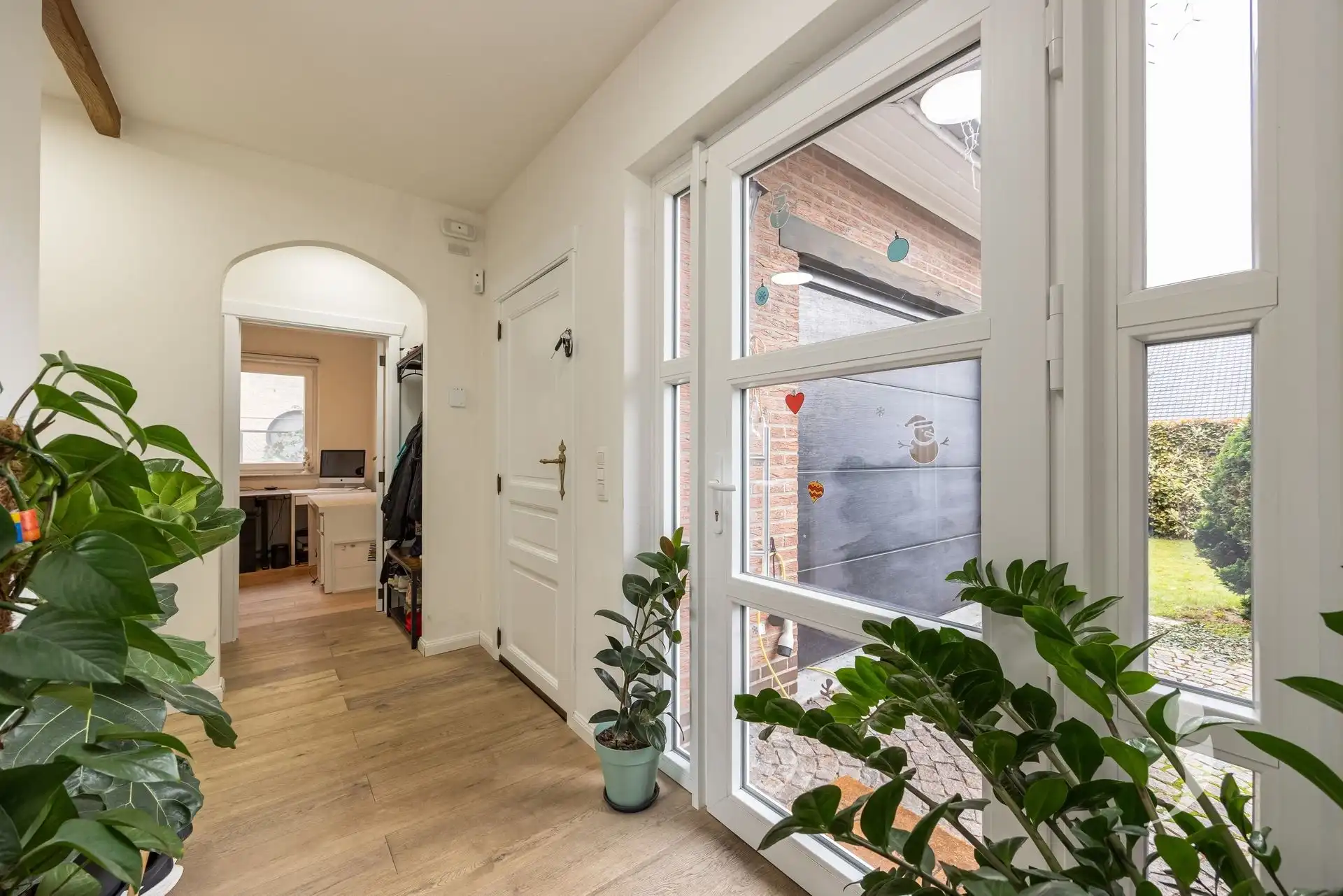 Gerenoveerde bungalow met zwembad in een rustige woonwijk foto 14