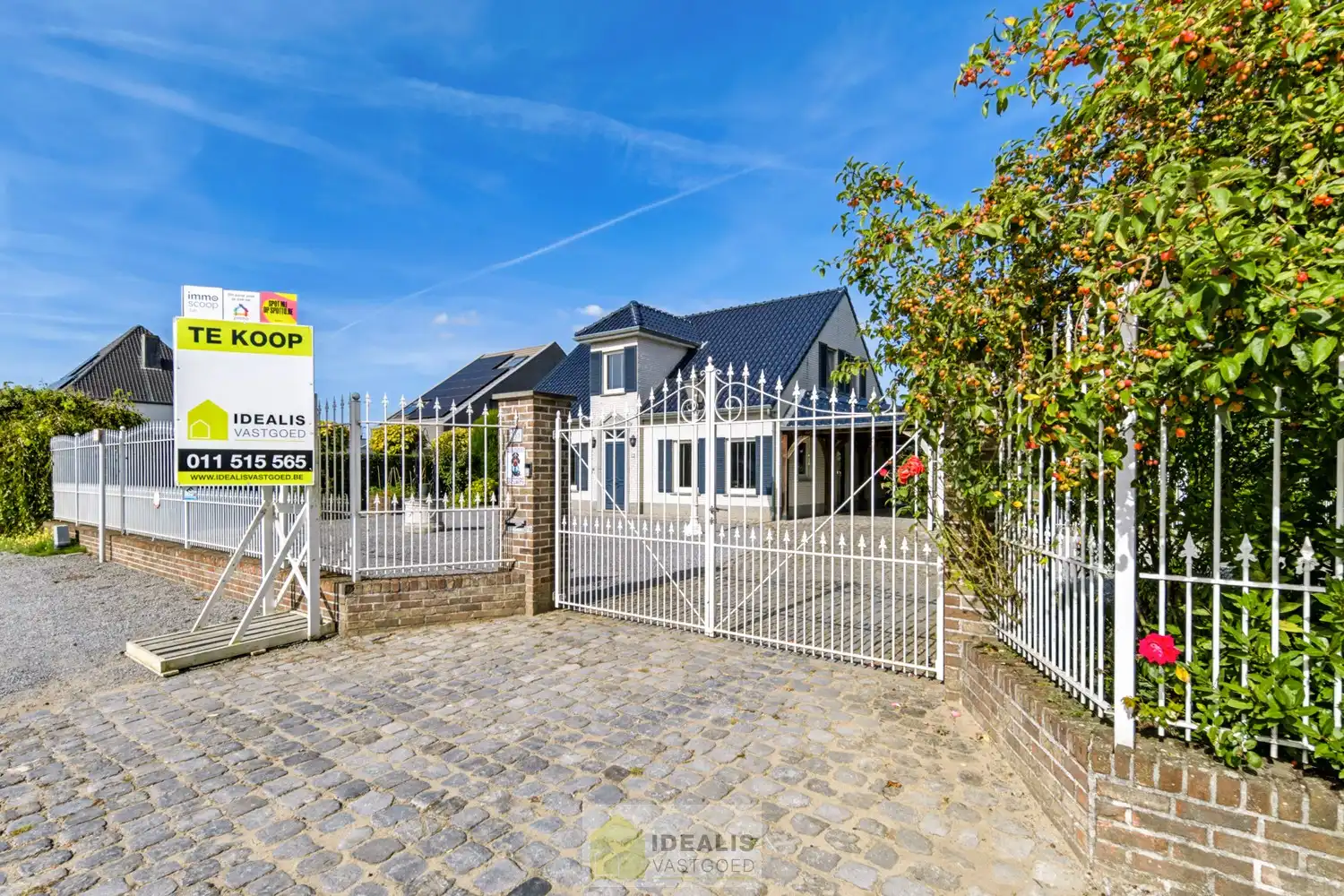 IDEALIS VASTGOED – EEN AANGENAME VRIJSTAANDE WONING MET EEN NIEUWE KEUKEN EN BADKAMER, EEN HEERLIJK RUIME WOONKAMER MET SPEKSTEENKACHEL, EEN EXTRA RUIME VERANDA (VOLLEDIG AF TE SLUITEN MET GLAZEN PUIEN), 3 SLAAPKAMERS, EEN EXTRA MULTIFUNCTIONELE RUIMTE (INGERICHT ALS KANTOOR MET APARTE INGANG) OP EEN RIANT PERCEEL VAN 14A 51CA, VOLLEDIG OMHEIND, VOORZIEN VAN VOLDOENDE PARKEERRUIMTE EN EEN PRACHTIGE CARPORT VOOR 2 WAGENS! foto 2