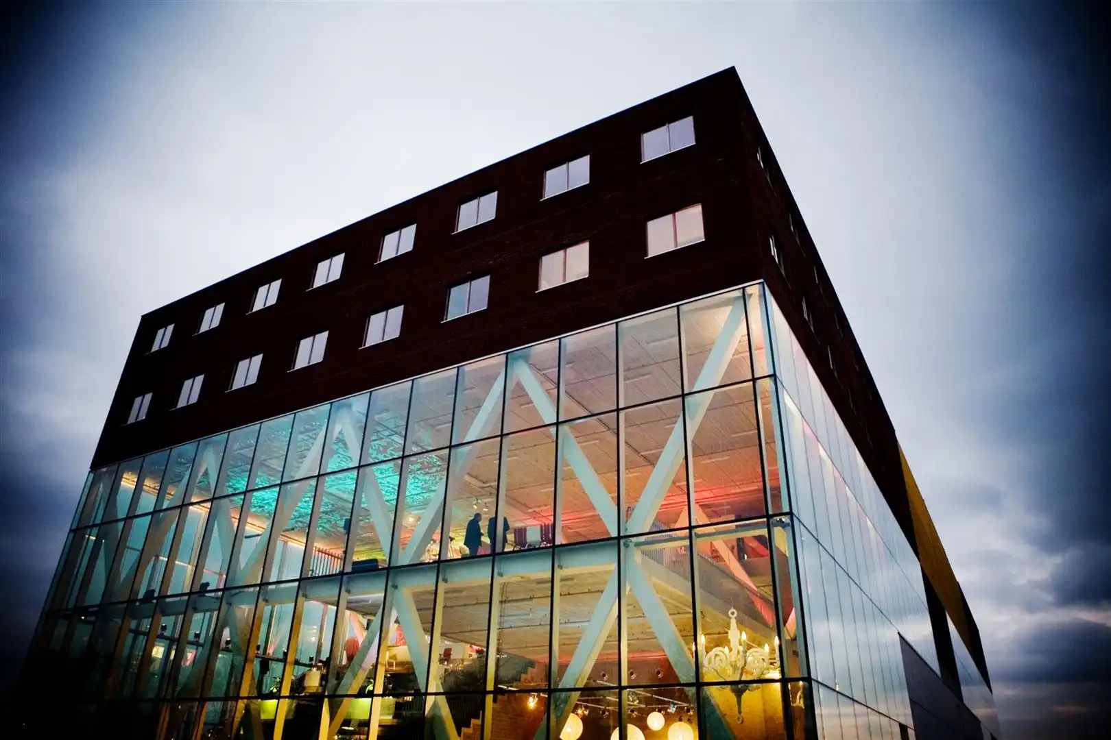 Kantoorgebouw foto {{pictureIndex}}