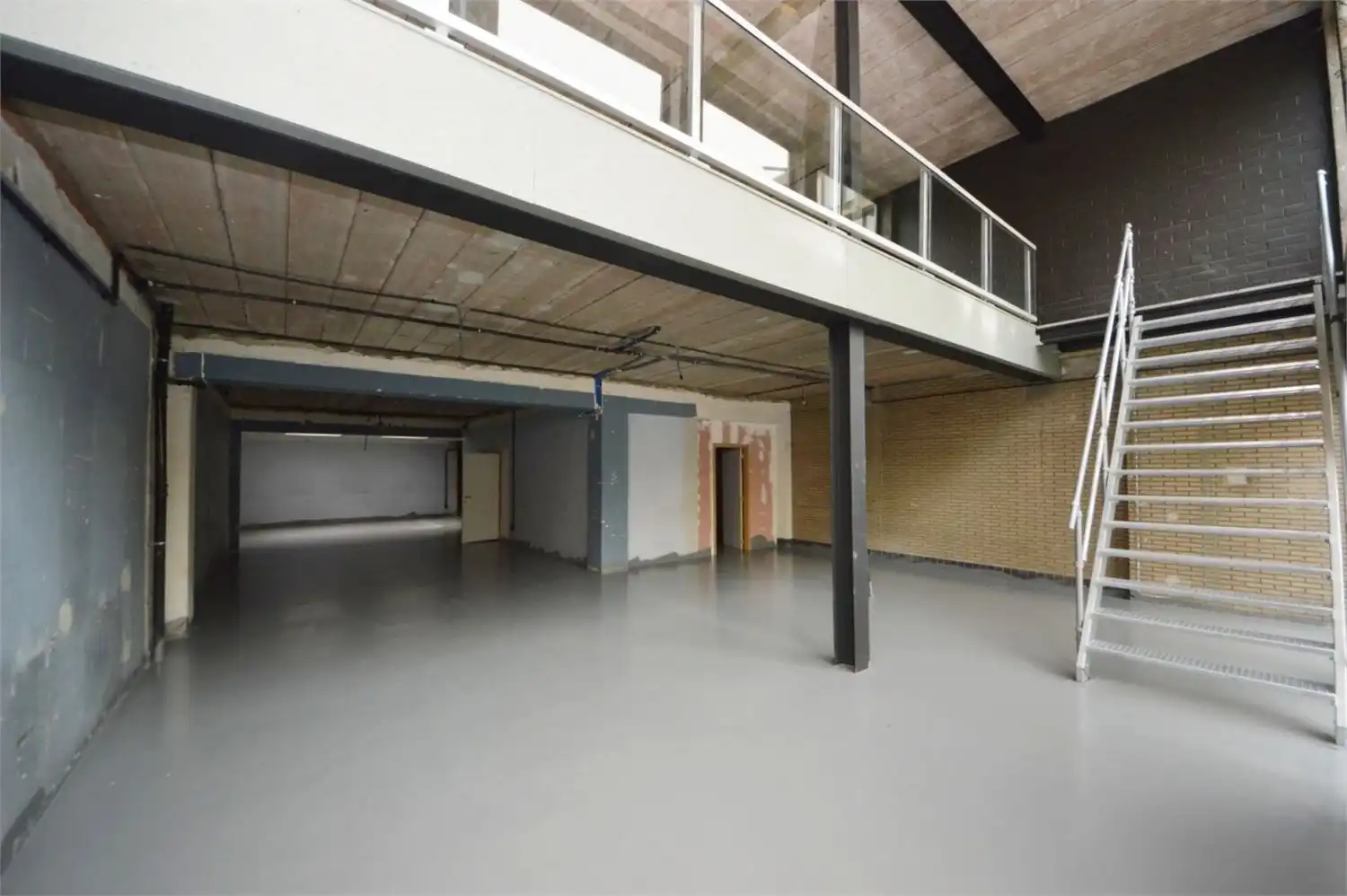 TOP GELEGEN HANDELSGELIJKVLOERS foto 4