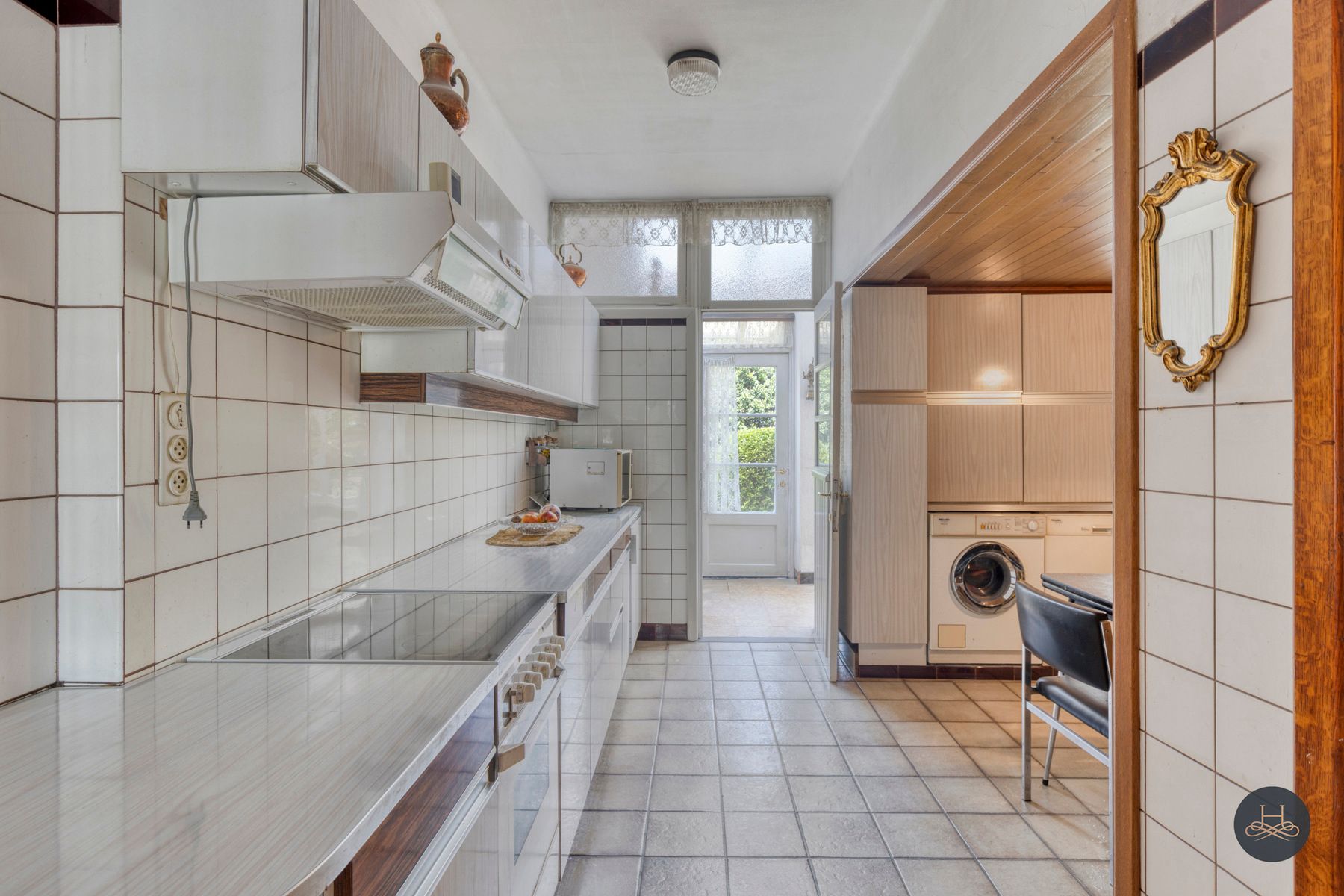 Karaktervolle, te renoveren woning, tuin en grote garage foto 9